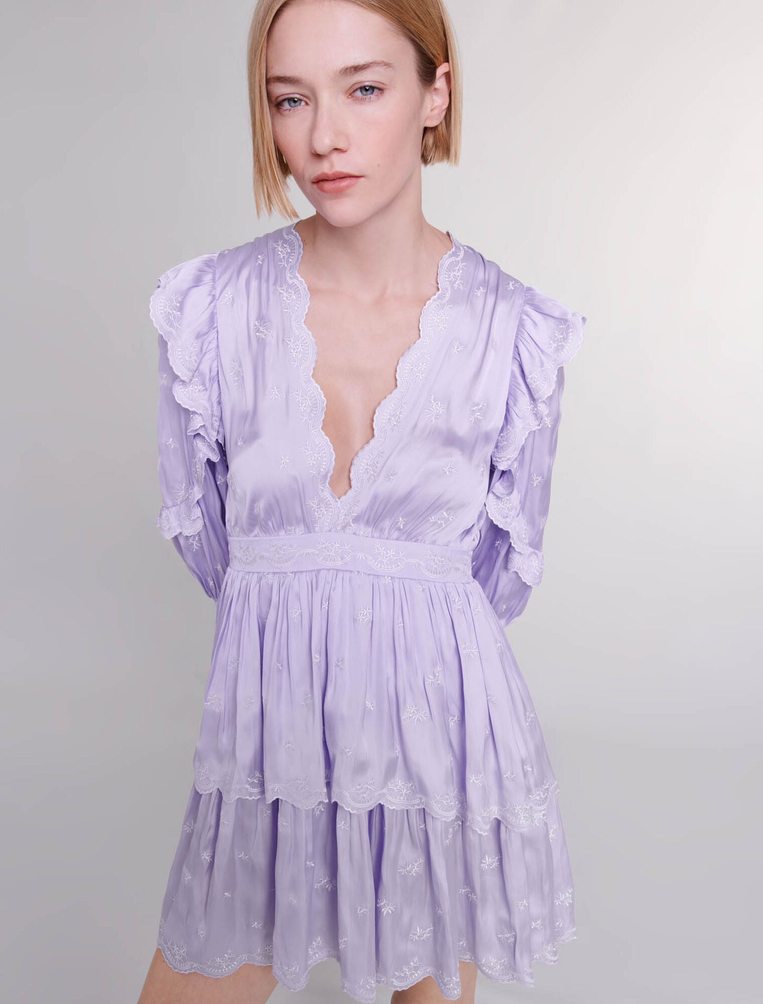 Vestido corto satinado y bordado