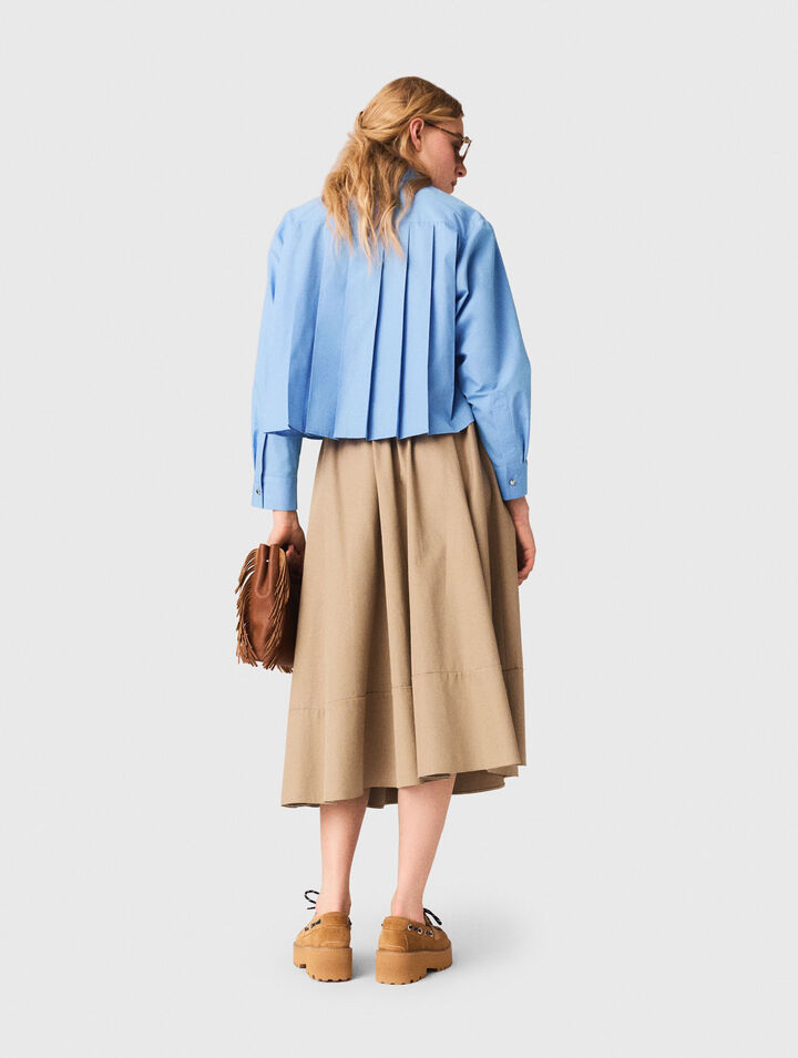 Camisa con dorso plisado y bordado