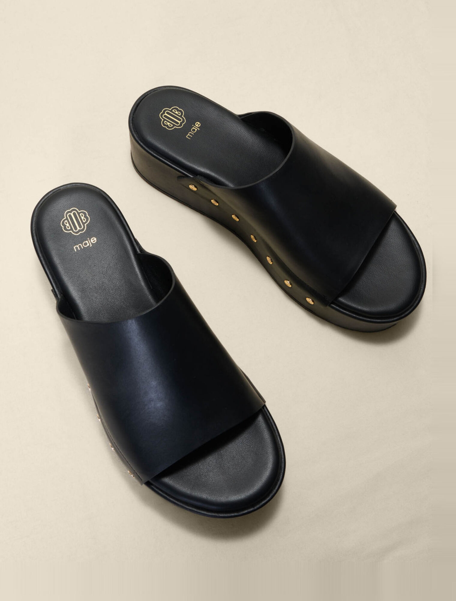 Sandalias de cuña con remaches