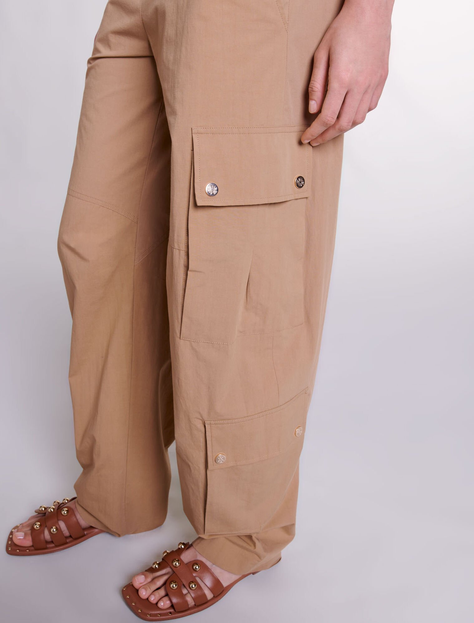 Pantalón cargo con bolsillos
