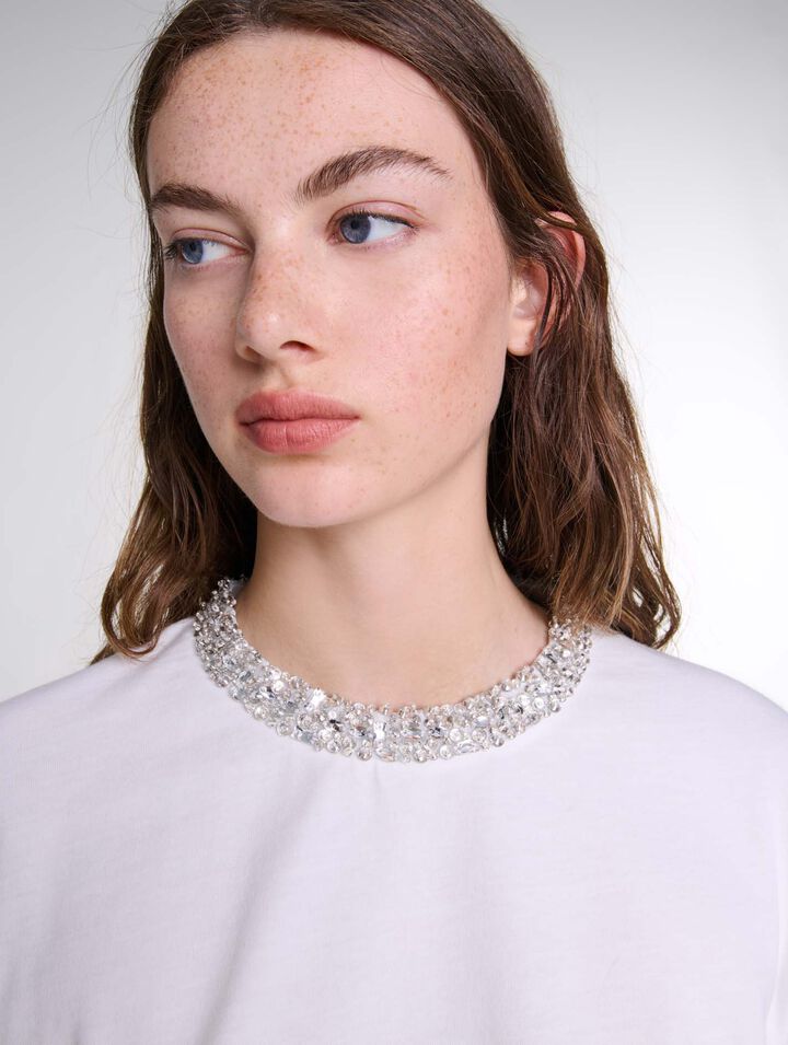 Camiseta con cuello joya