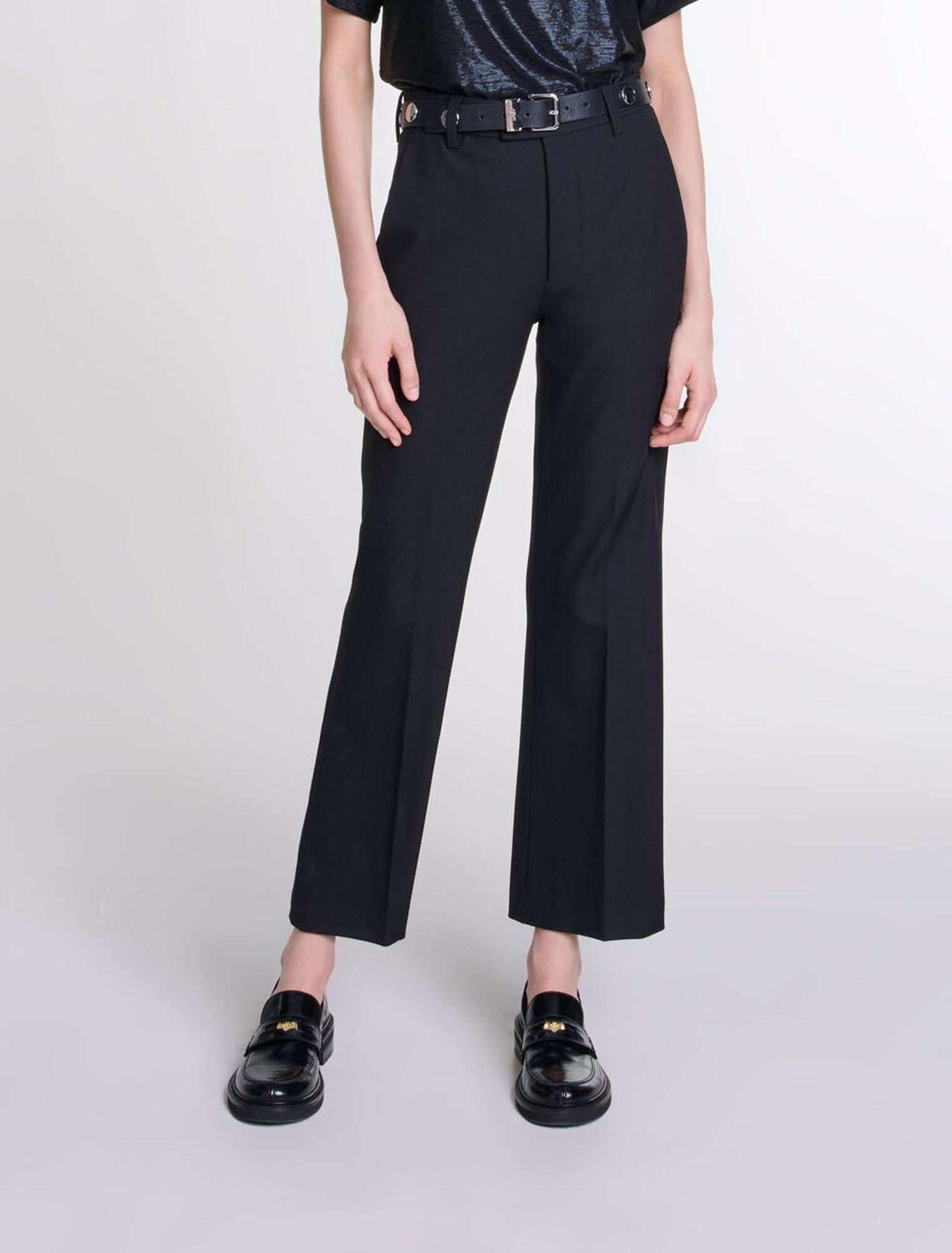 Cintur&oacute;n de cuero con tachuelas