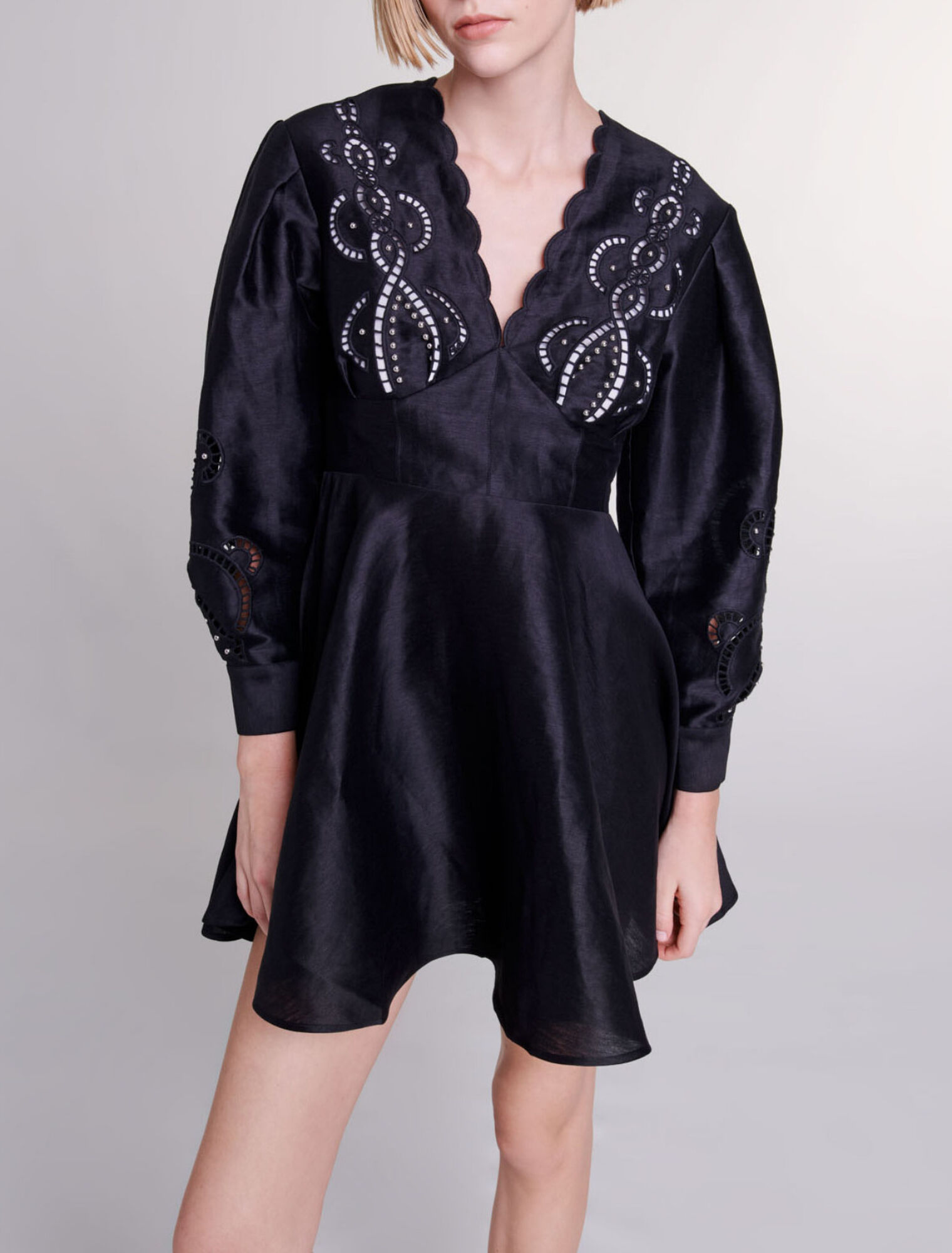 Vestido corto de lino con bordados
