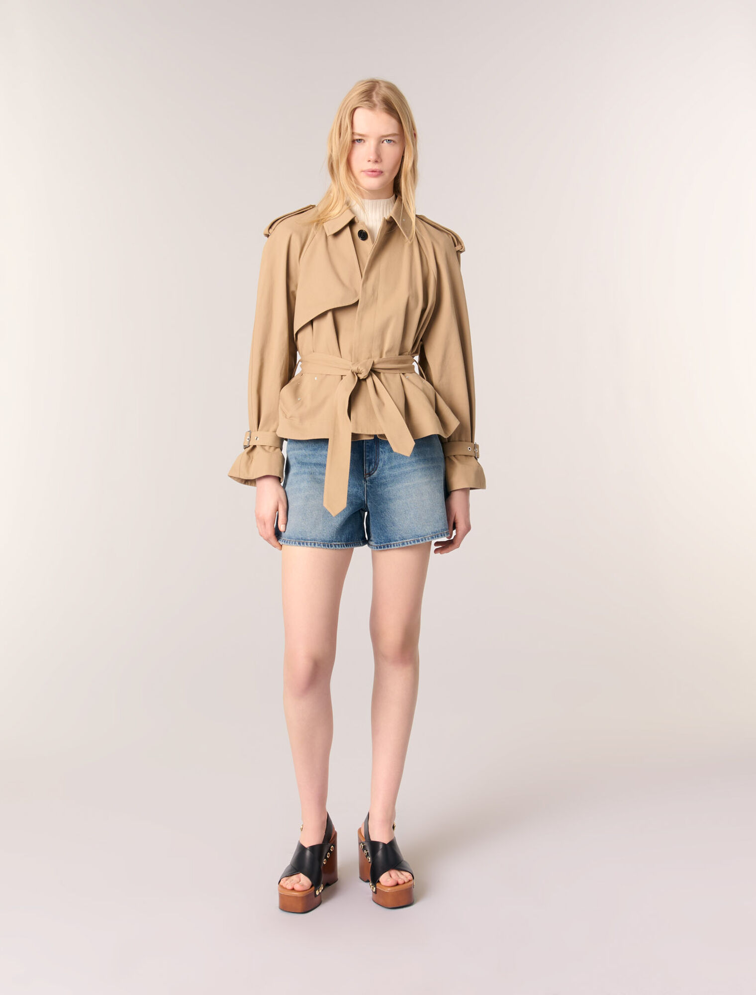 Gabardina corta con tachuelas