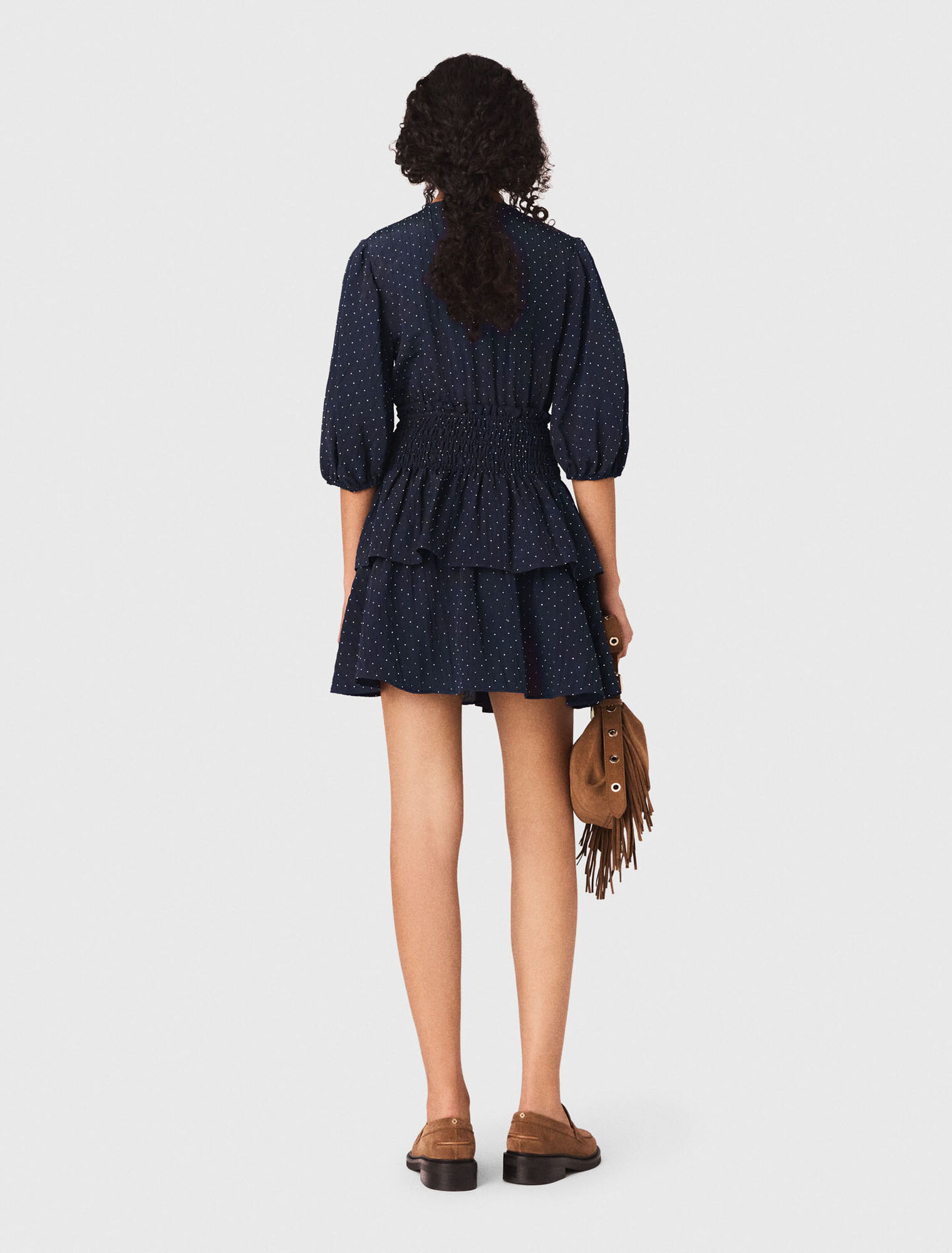 Vestido con volantes y pedrer&iacute;a