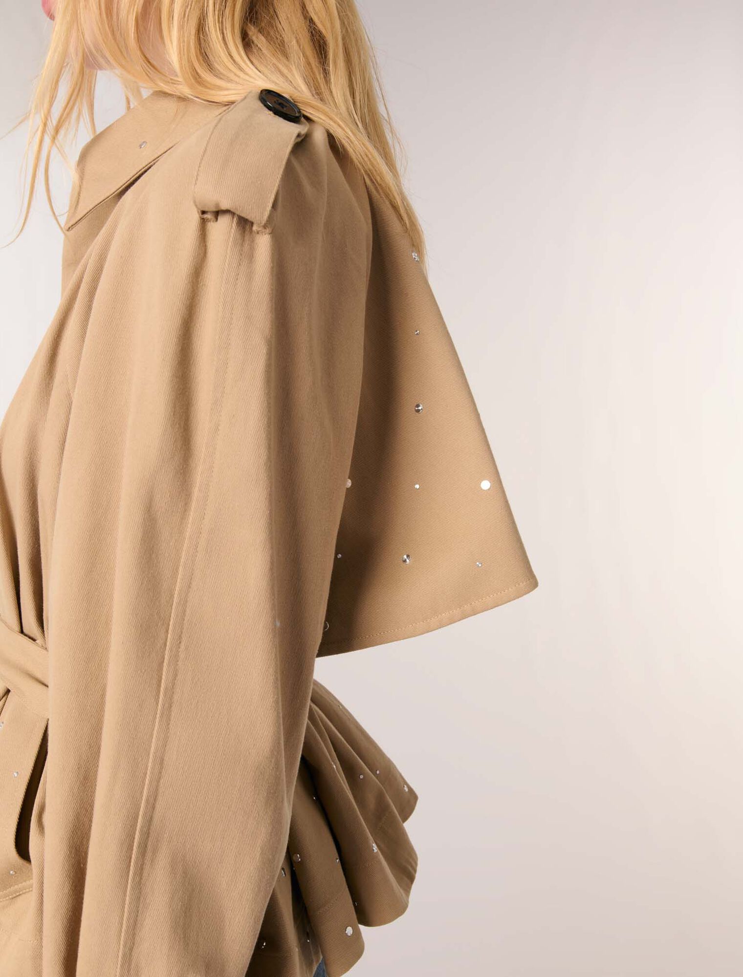 Gabardina corta con tachuelas