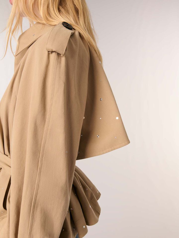 Gabardina corta con tachuelas