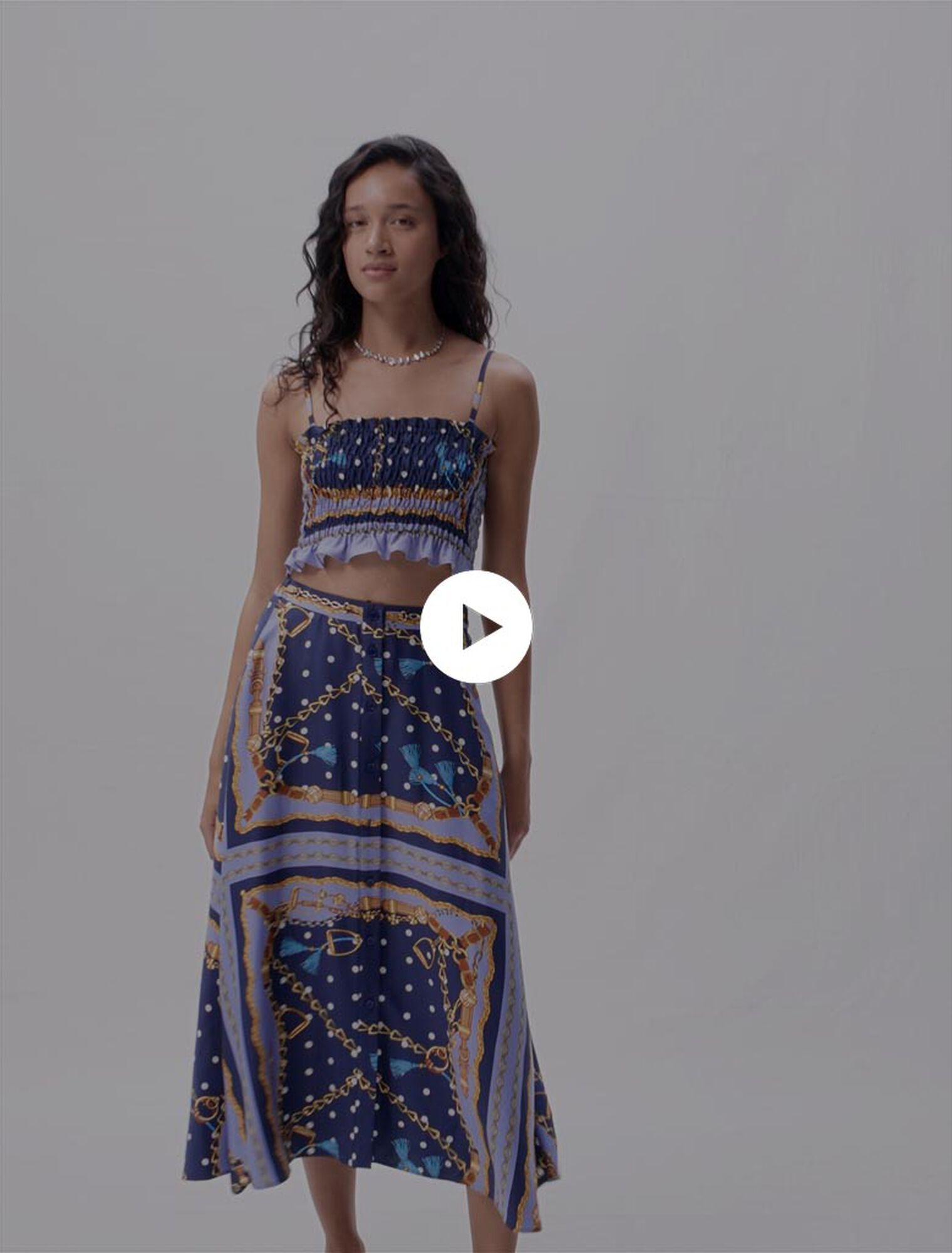 Falda larga satinada y estampada 