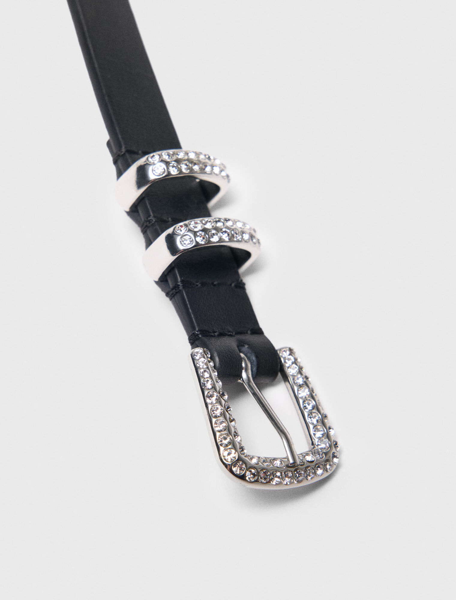 Cinturón fino con hebilla de strass