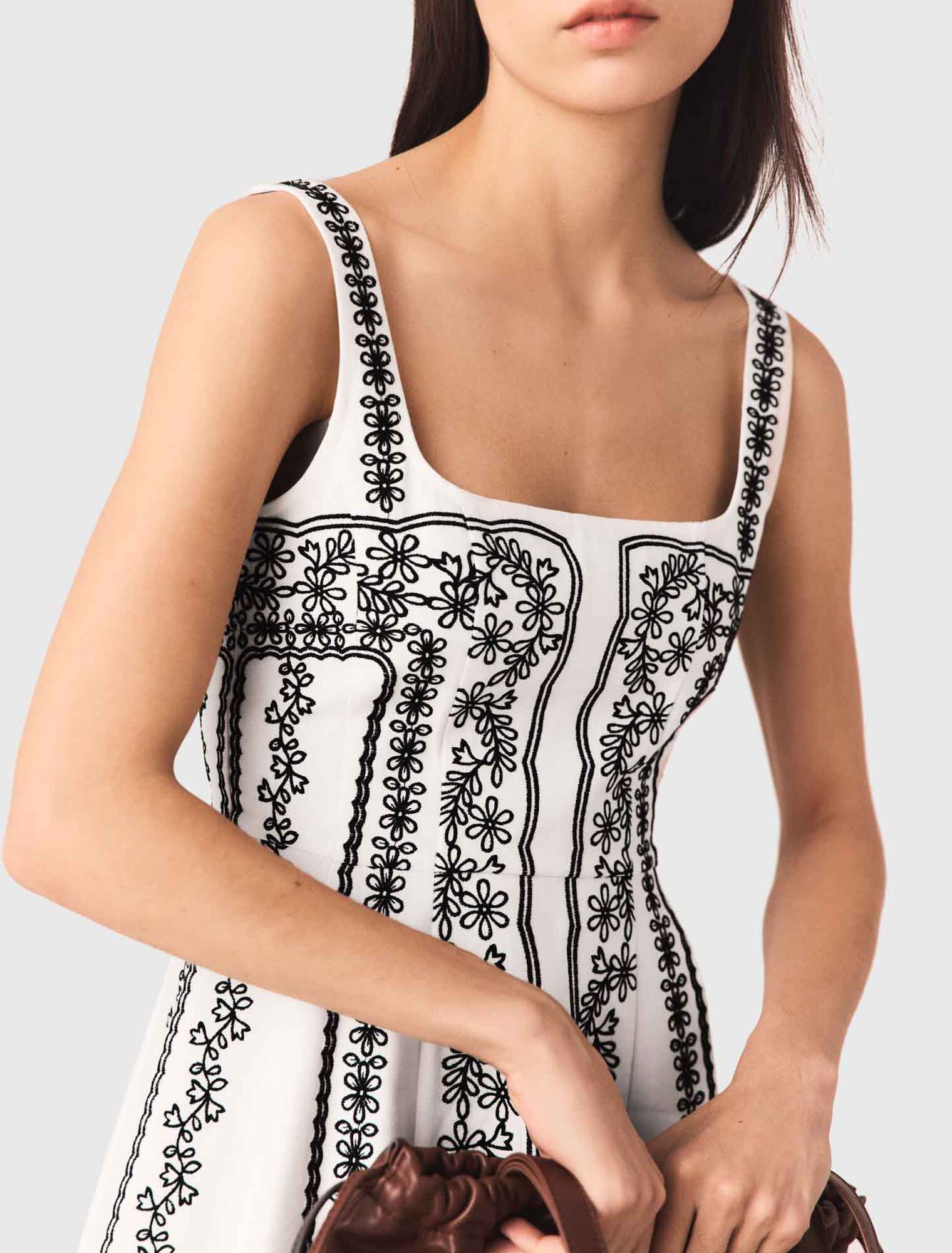 Vestido corto bordado con tirantes