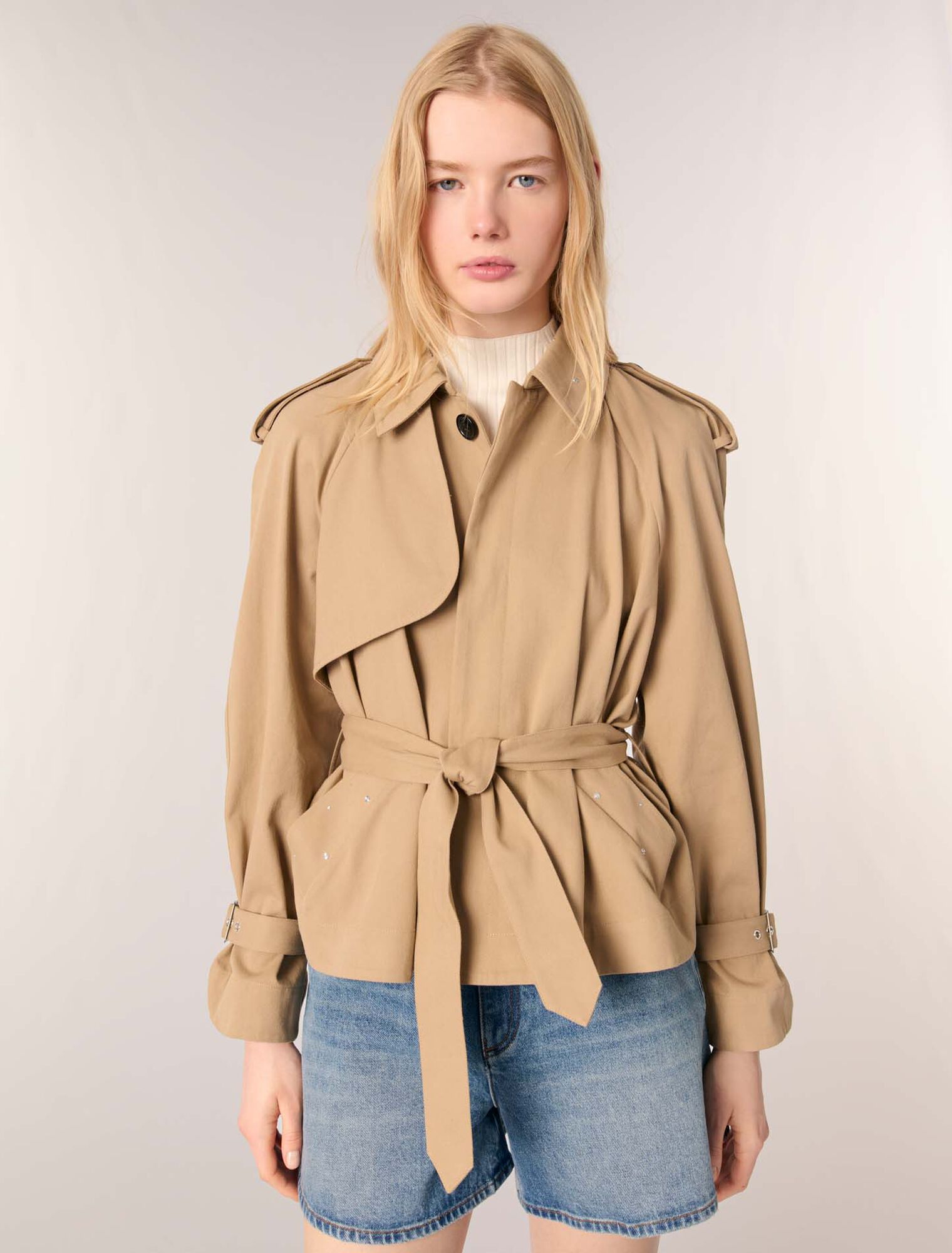 Gabardina corta con tachuelas