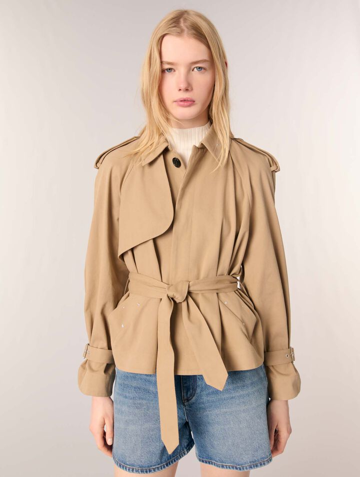 Gabardina corta con tachuelas