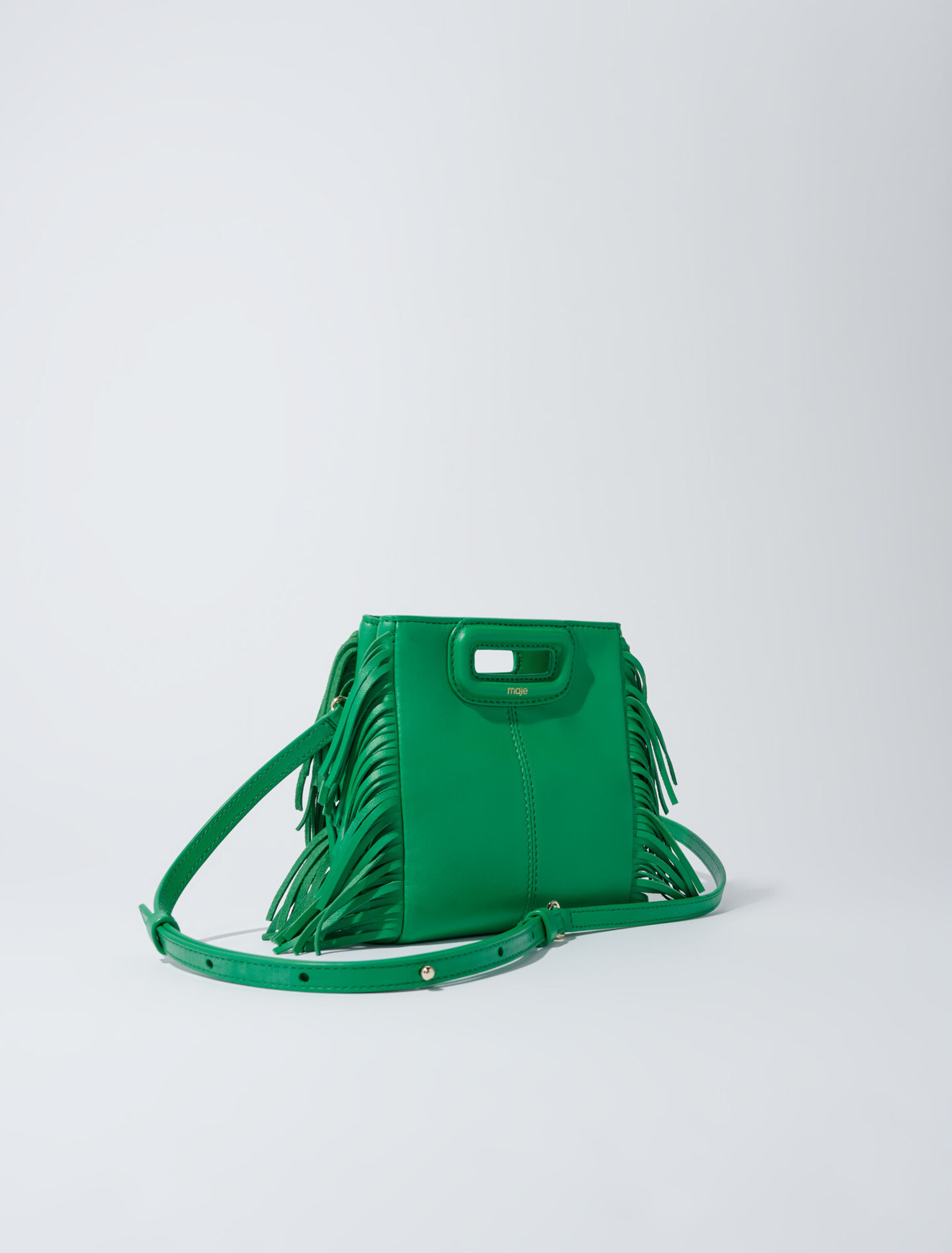 Bolso de piel con cadena