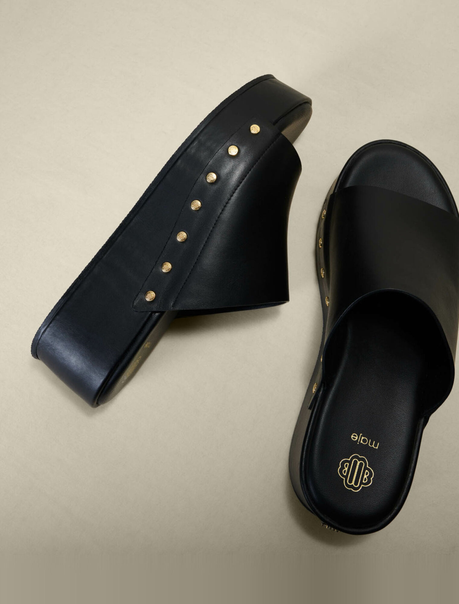 Sandalias de cuña con remaches