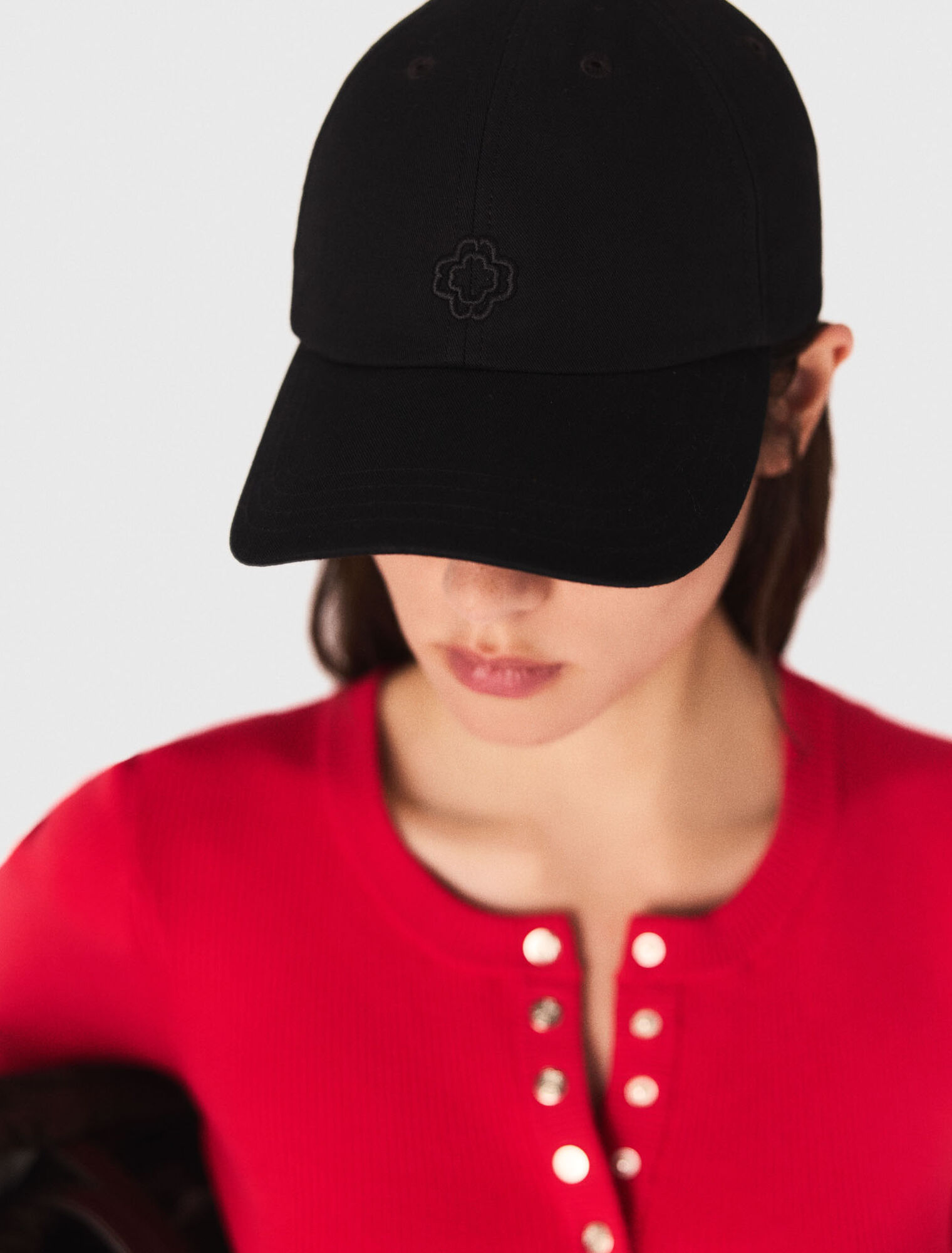 Gorra de algodón con hebilla dorada