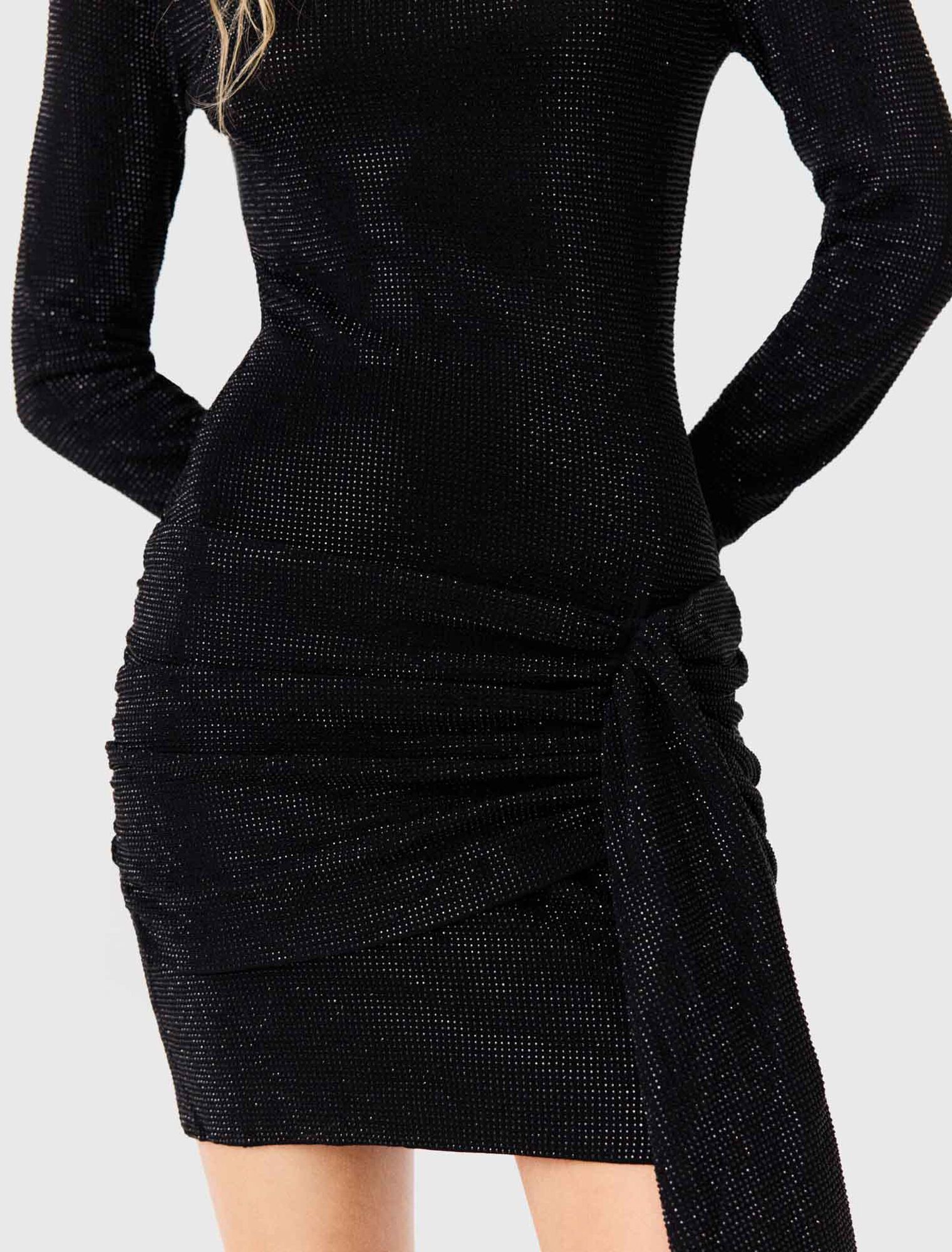 Vestido corto con strass y lazo