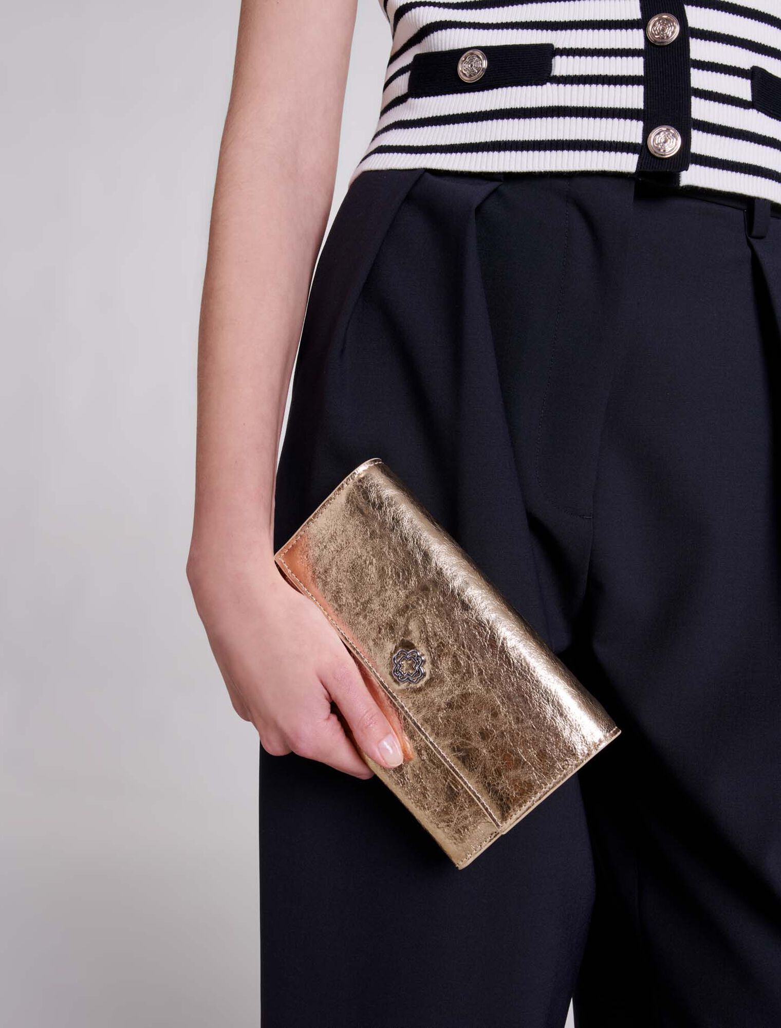 Cartera con cadena de piel