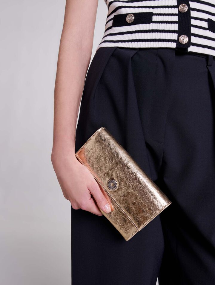 Cartera con cadena de piel