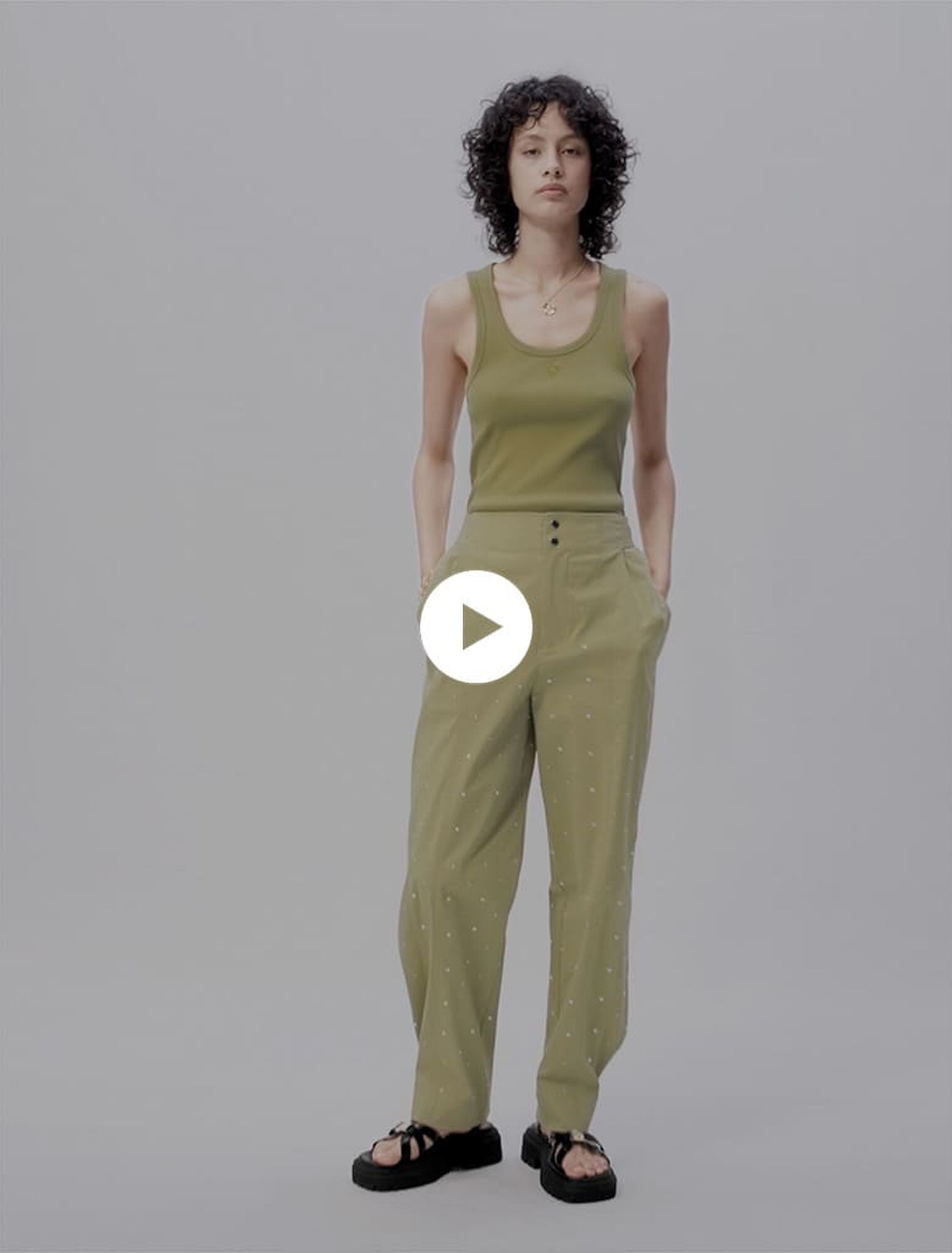 Pantalón baggy con tachuelas