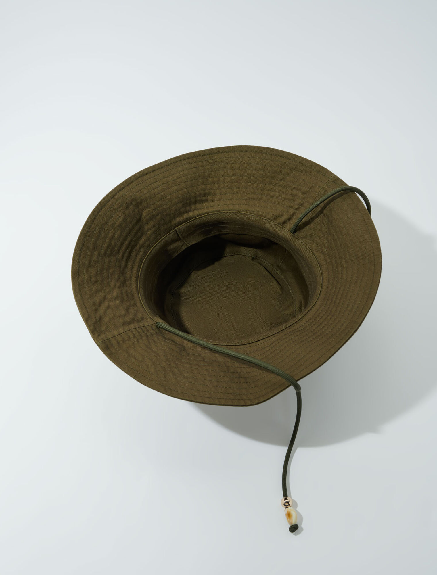 Sombrero bob con cordón y abalorios