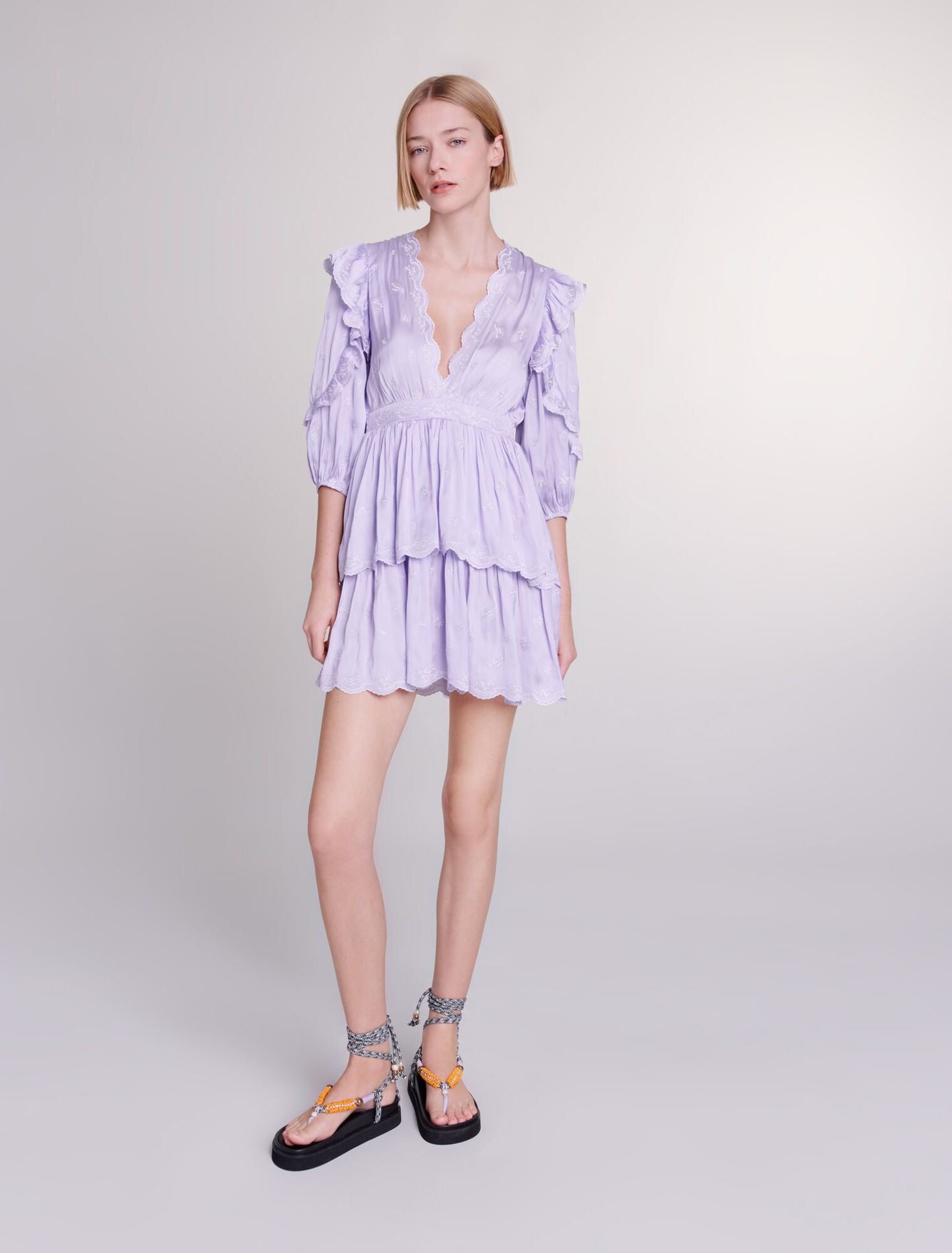 Vestido corto satinado y bordado