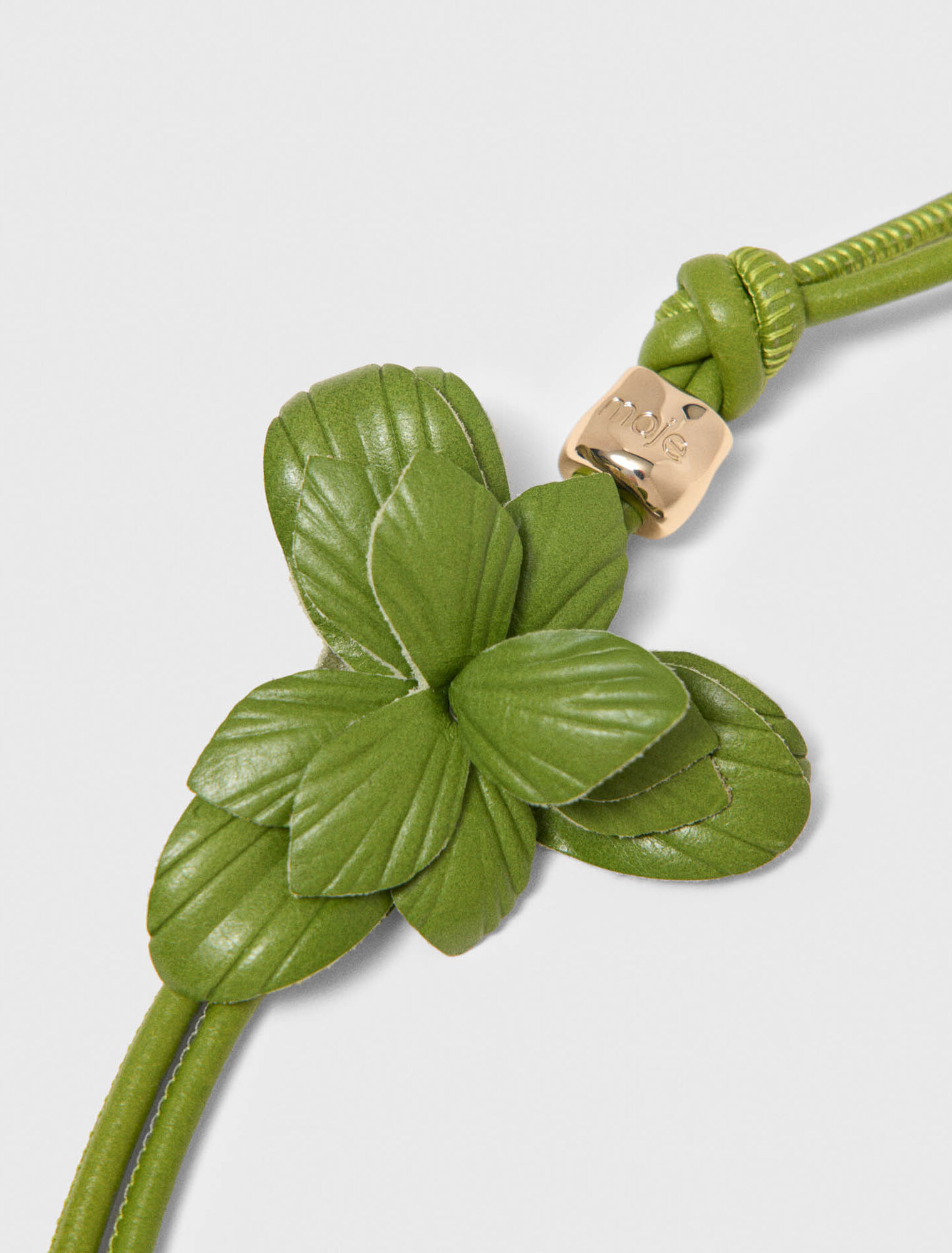 Dije de flor con perlas