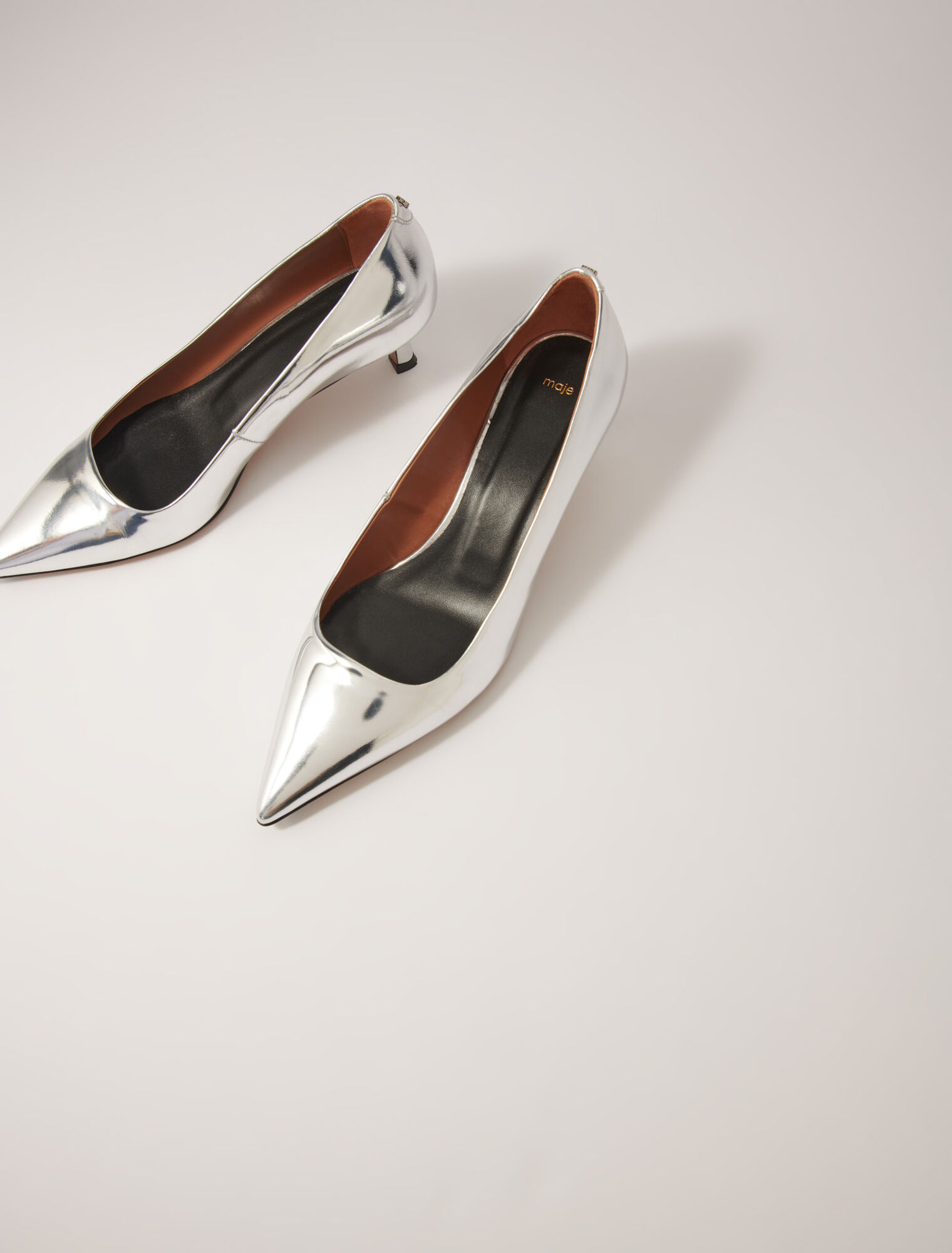 Tacones de punta fina de charol