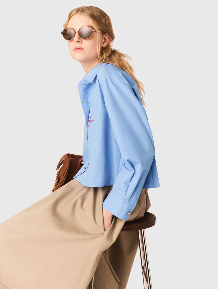 Camisa con dorso plisado y bordado