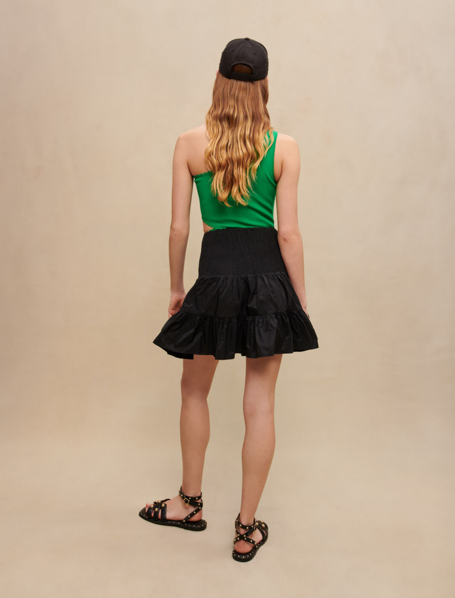 Falda corta con frunces y volantes