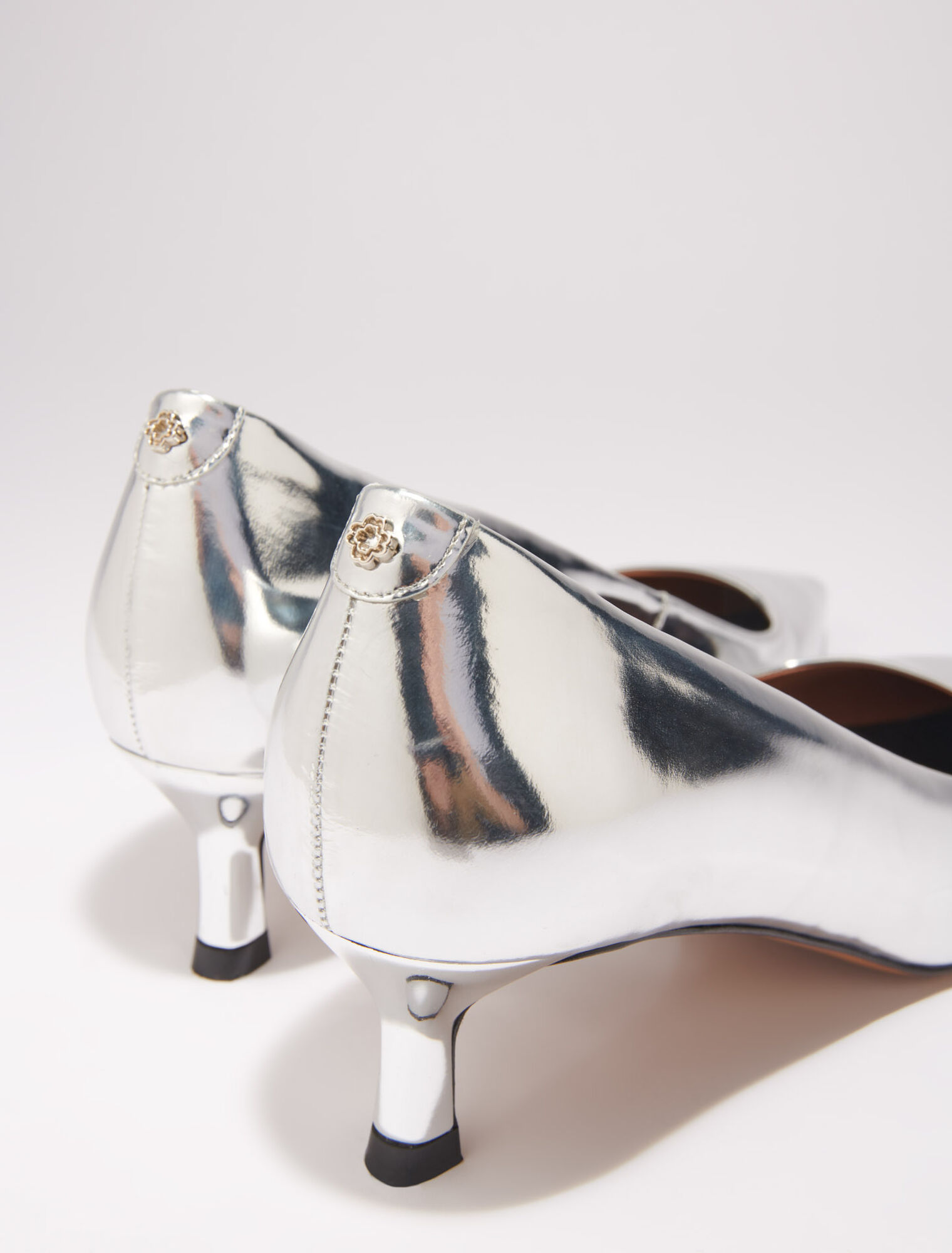 Tacones de punta fina de charol