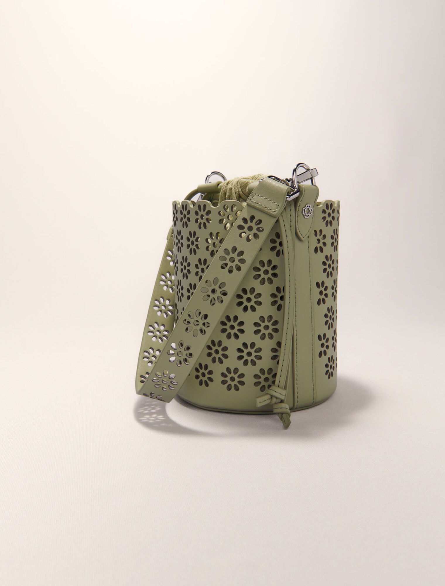 Bolso cubo de piel perforada