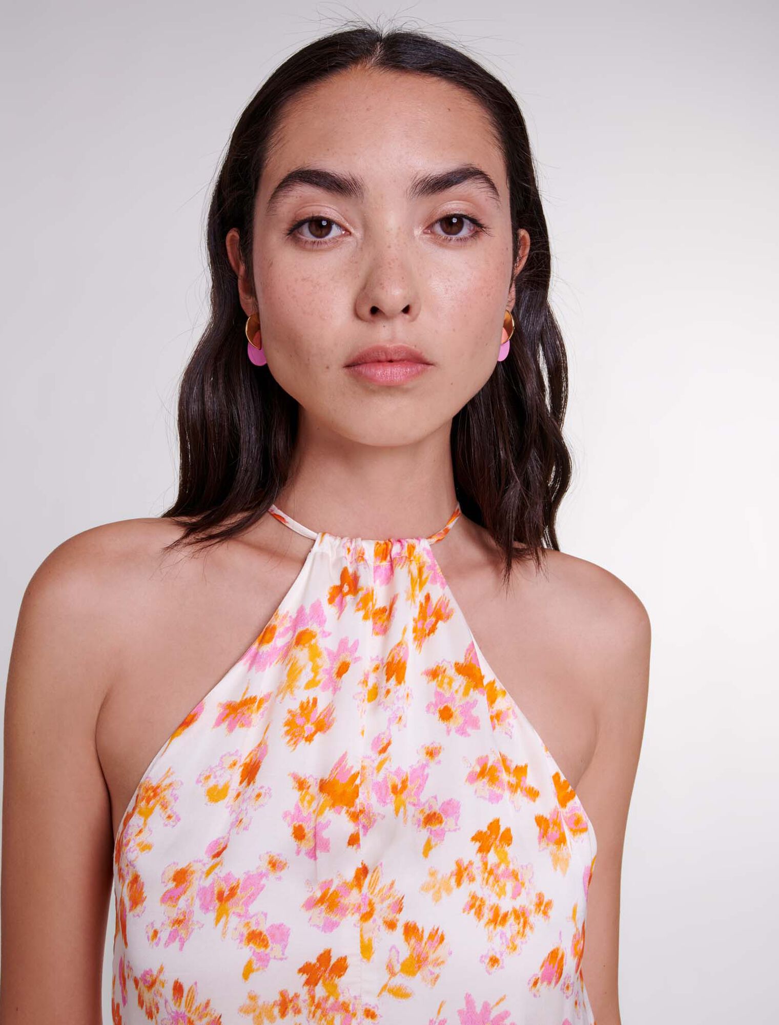 Vestido largo con flores y satinado