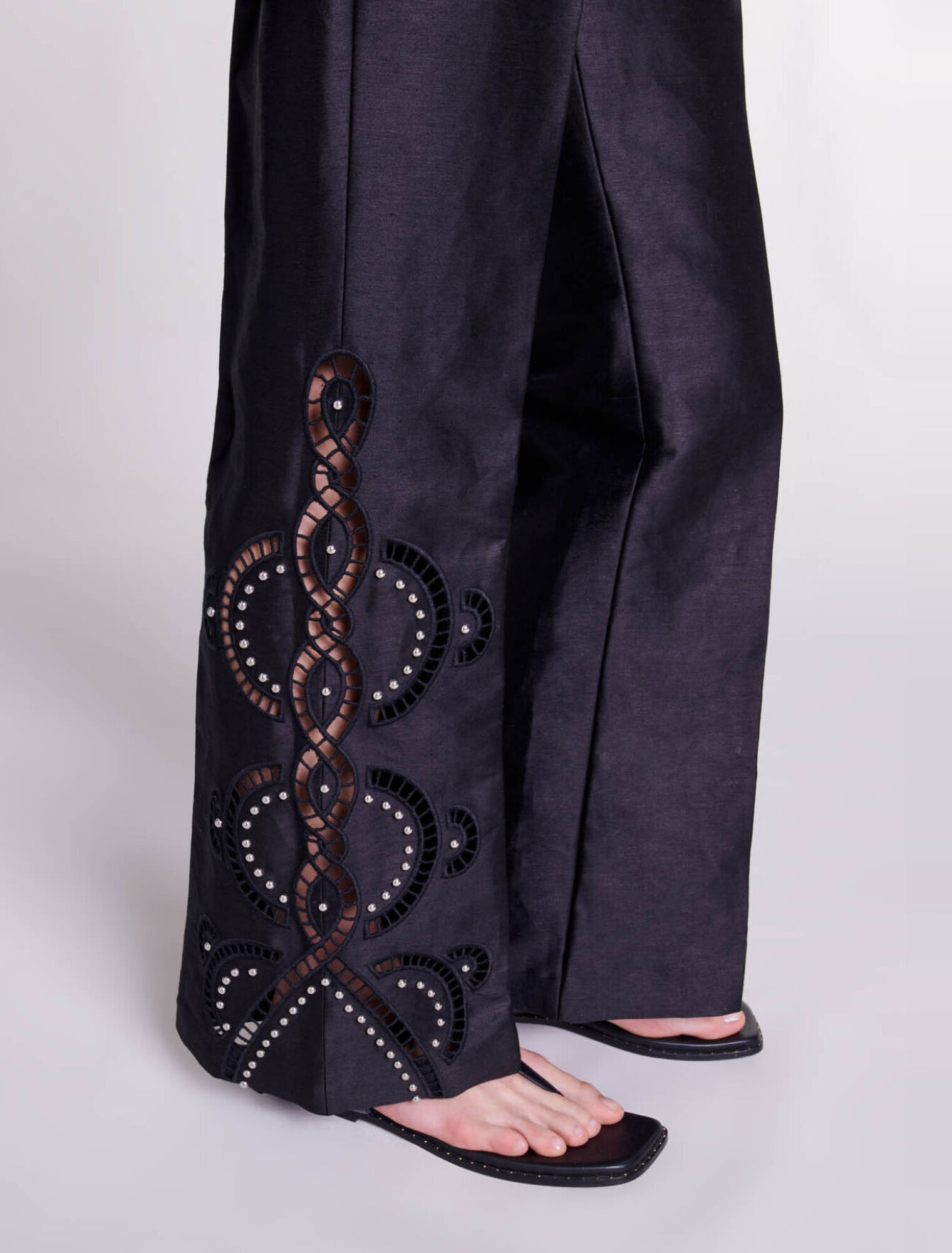 Pantalón acampanado calado
