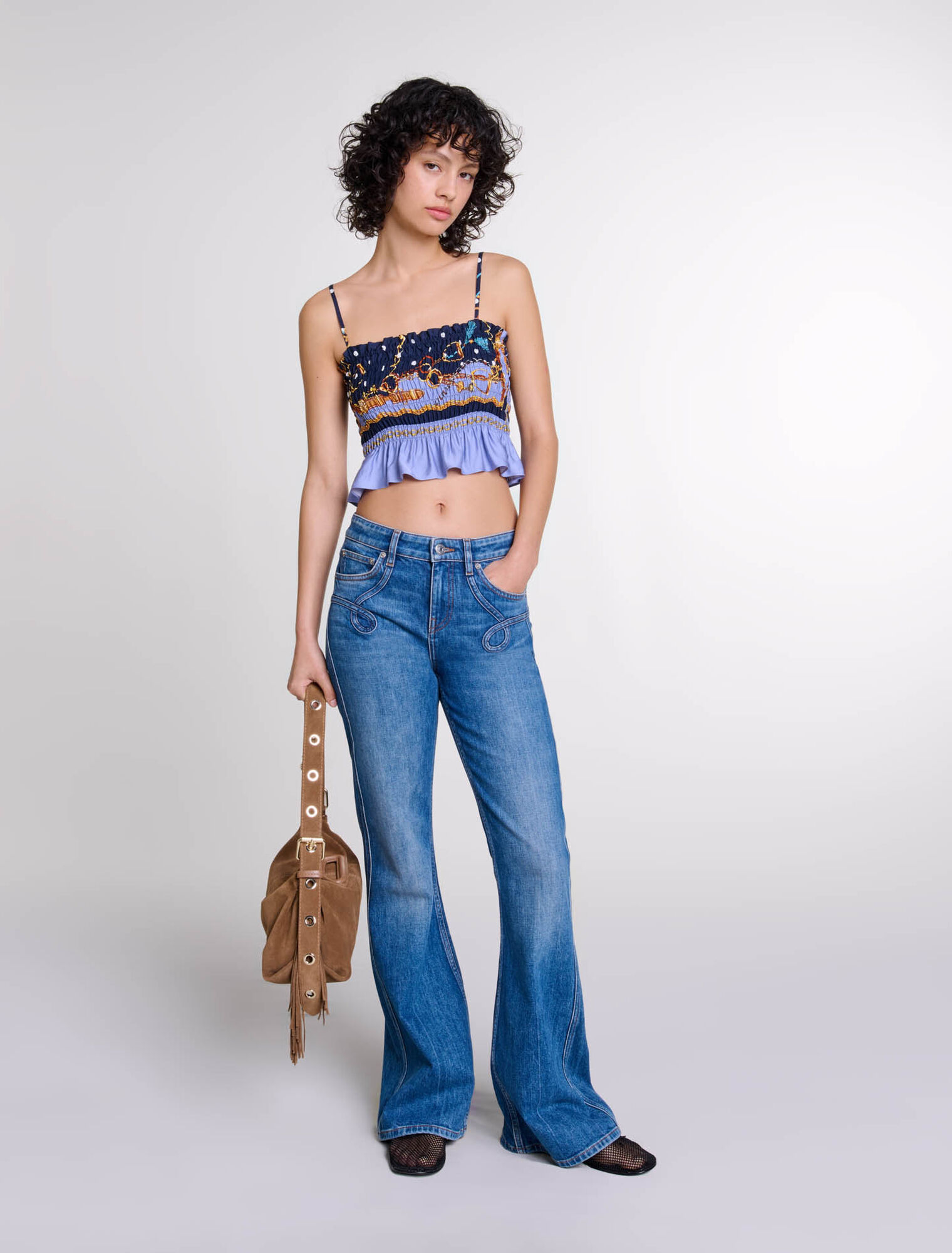 Vaqueros flare con bolsillos bordados