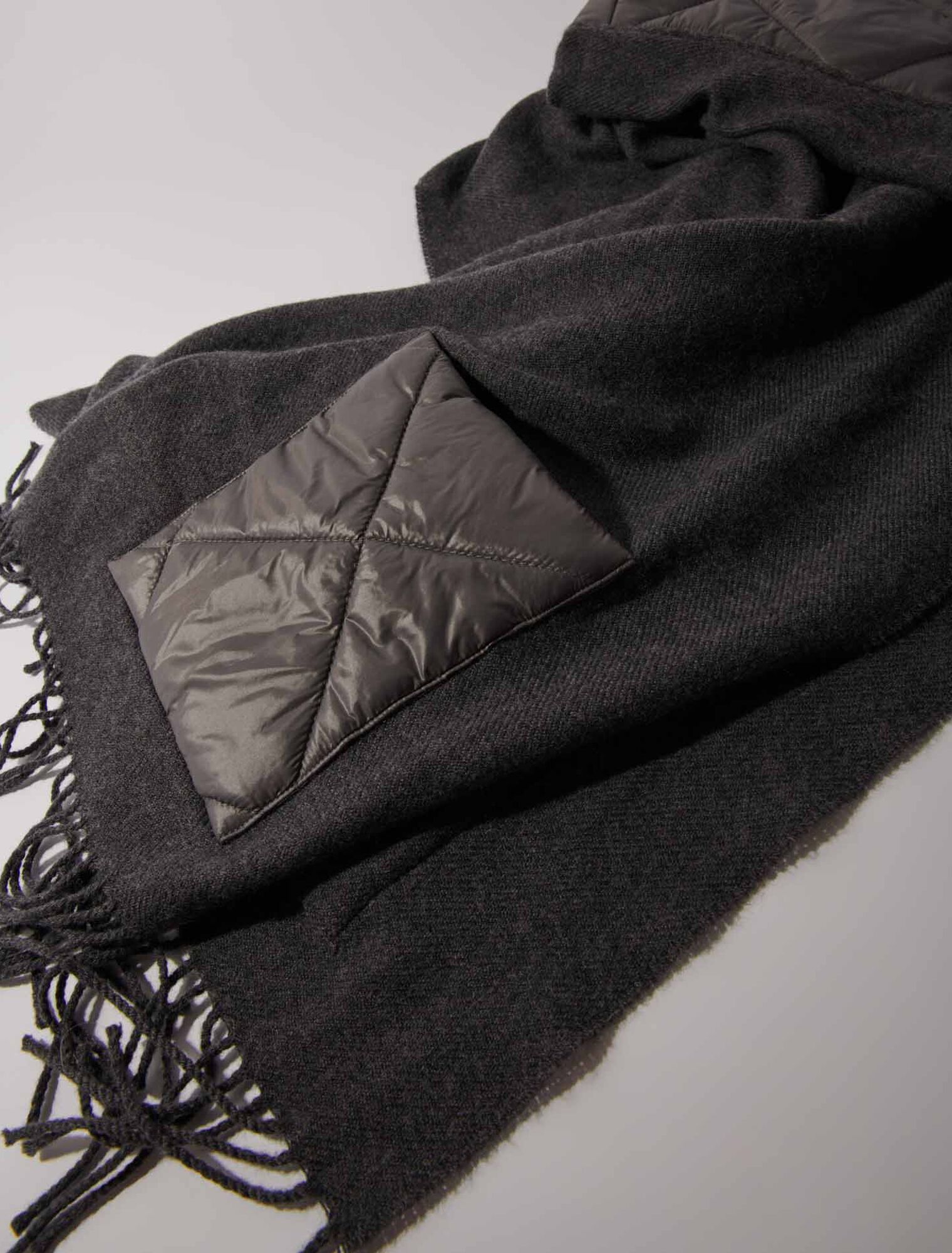 Poncho de lana con capucha