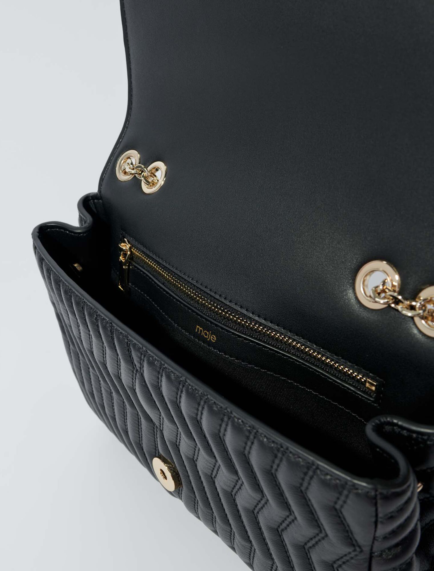 Bolso de piel con cadena