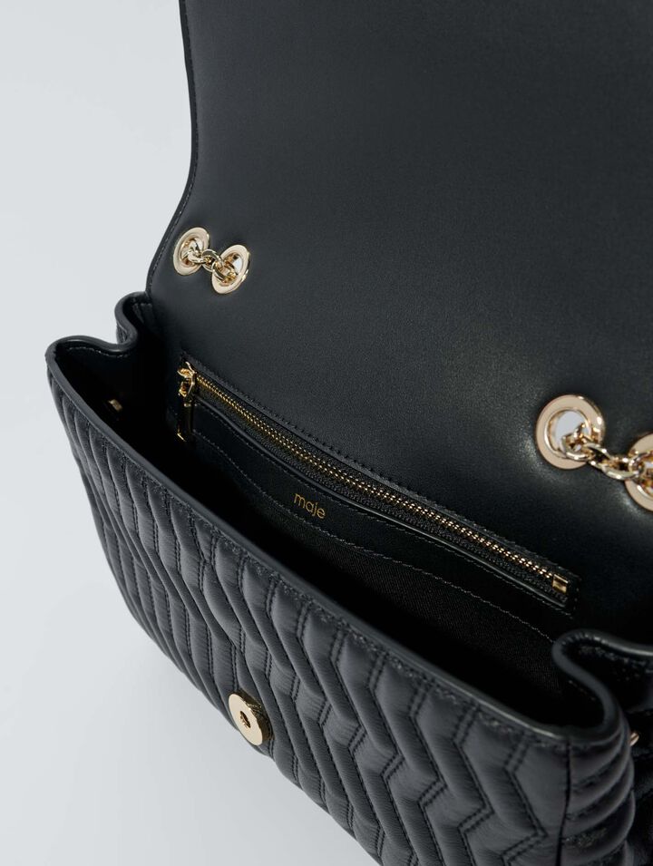 Bolso de piel con cadena