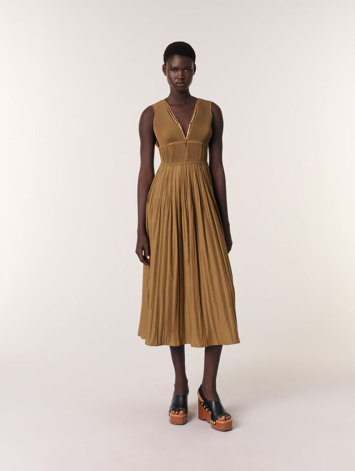 Vestido plisado con escote de joyas