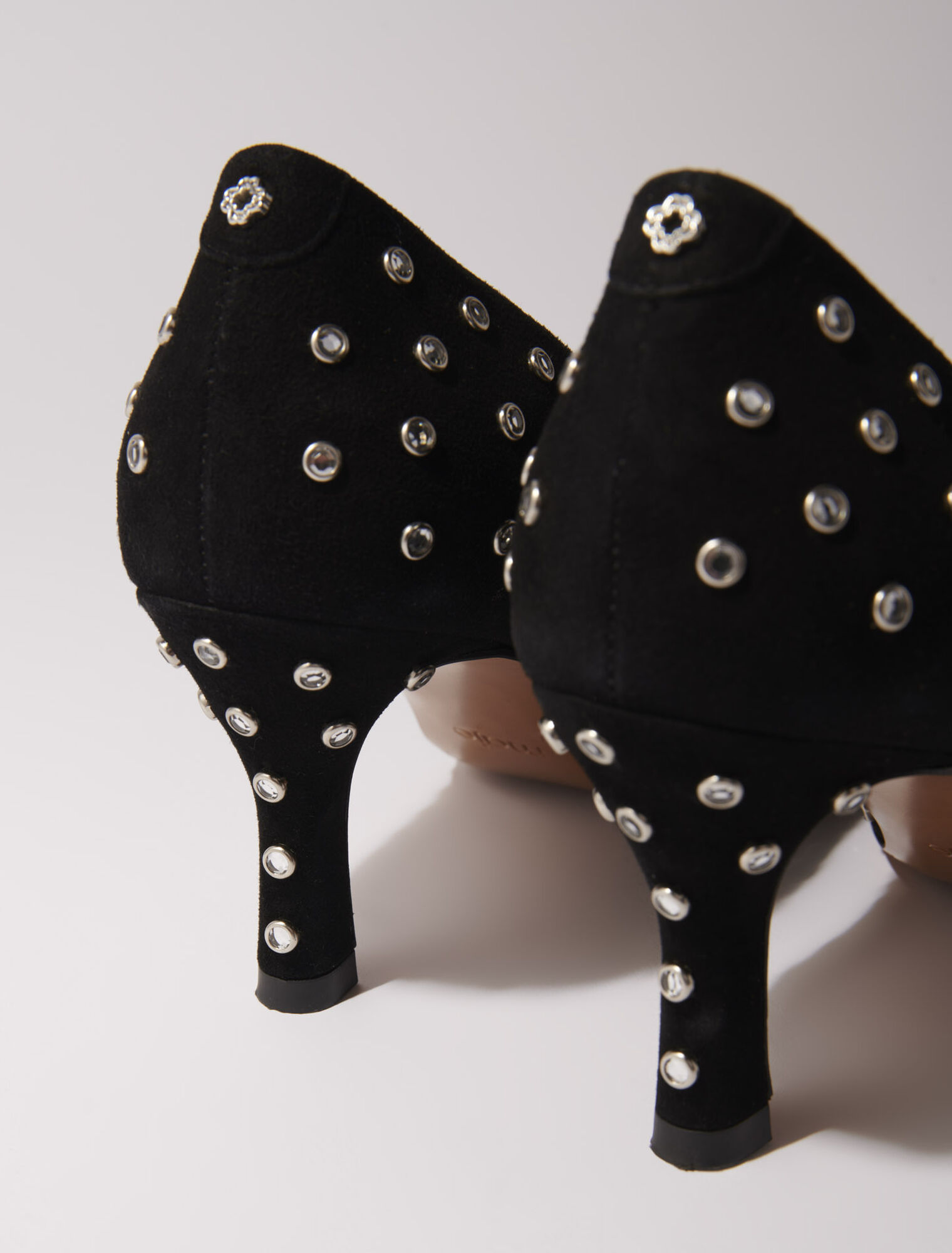 Tacones de punta fina con strass