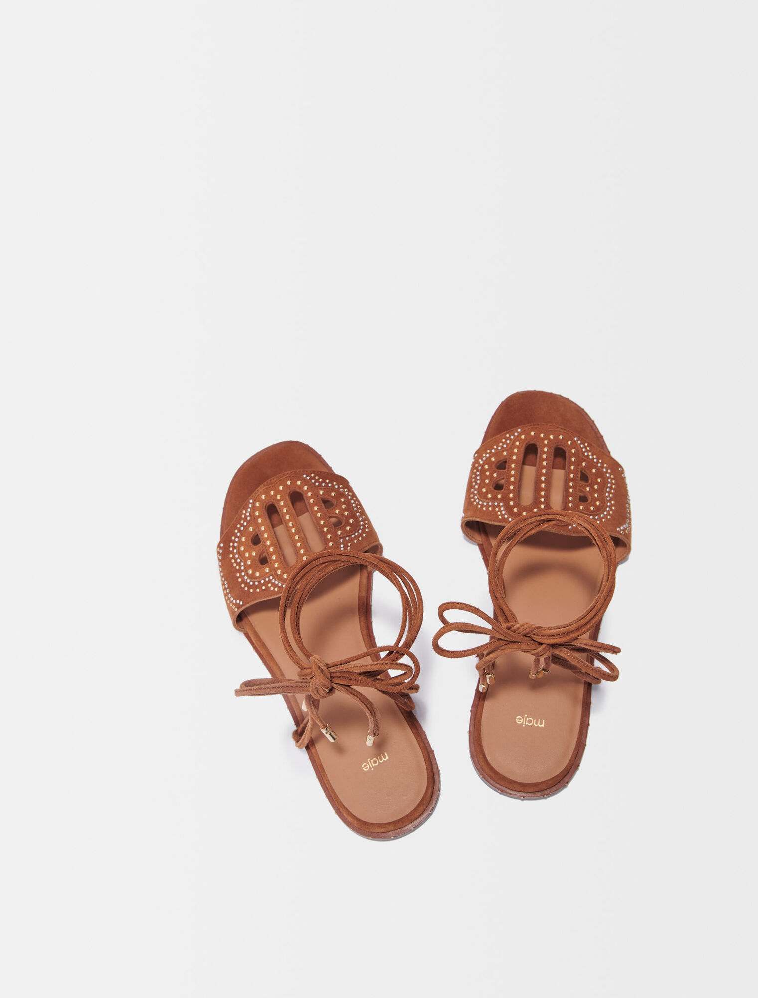 Sandalias planas con tachuelas