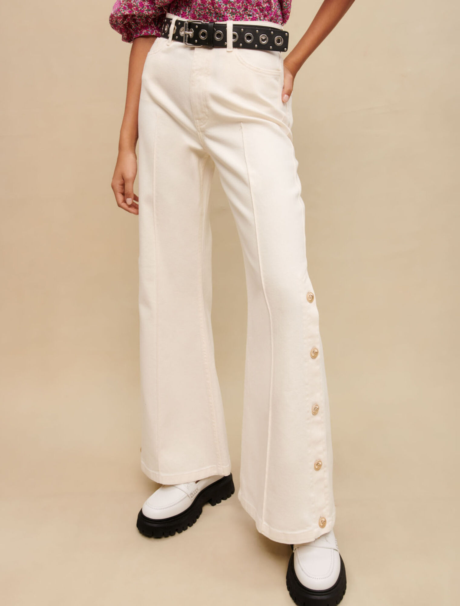 Pantalón ancho con botones laterales
