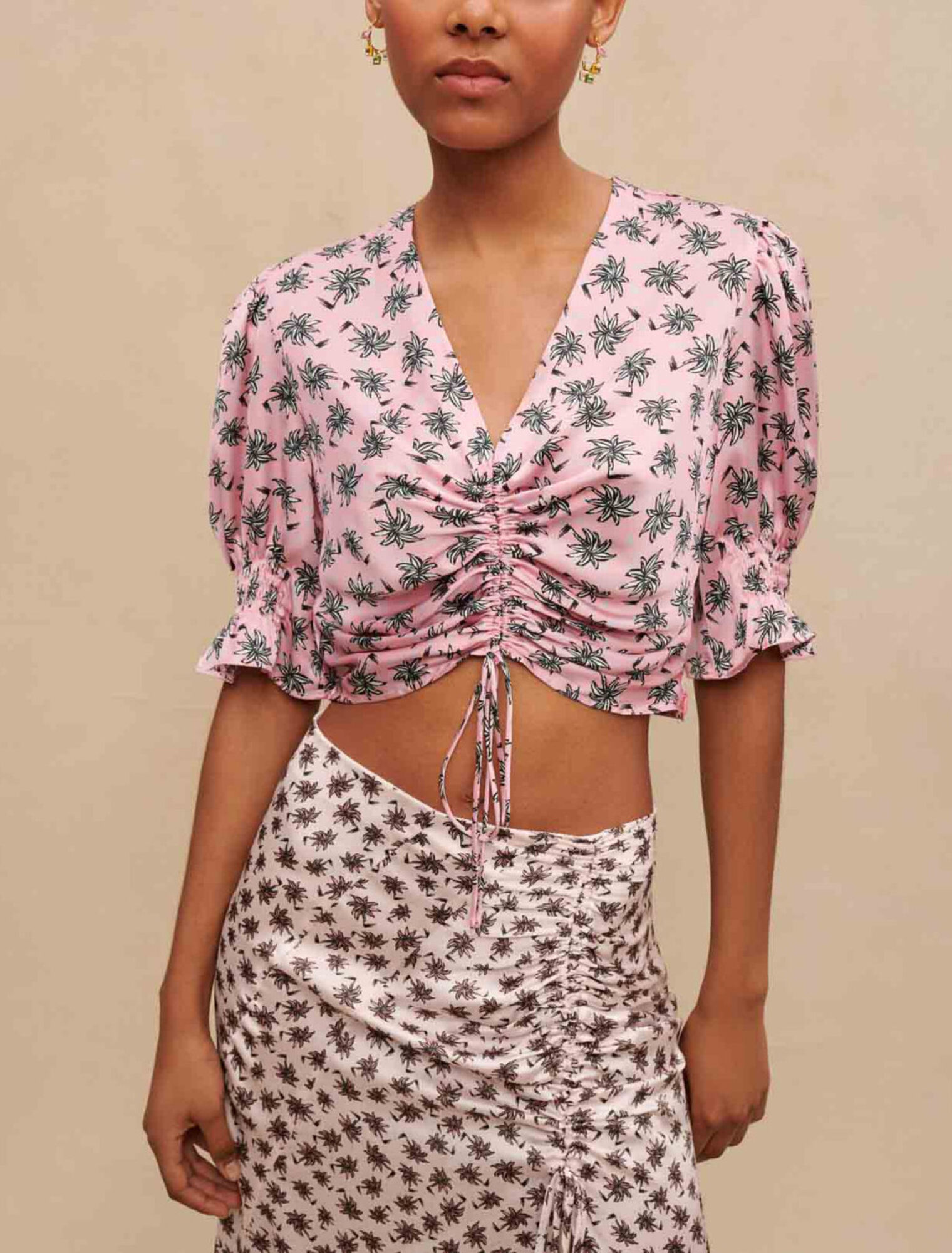 Top estampado de palmeras