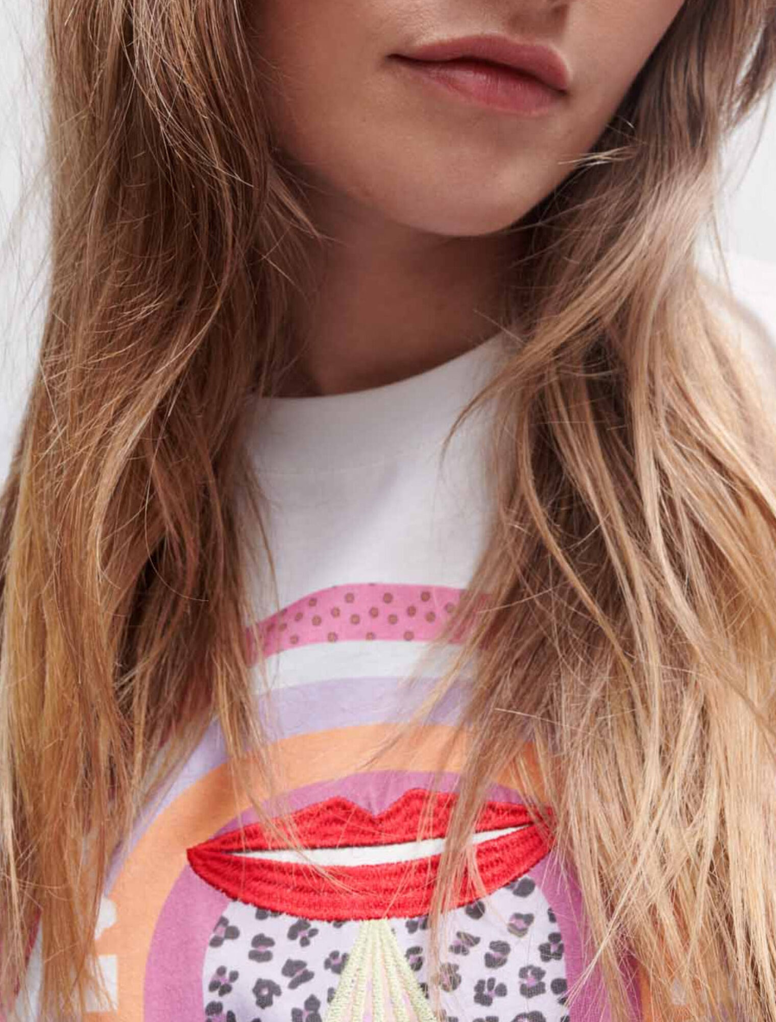 Camiseta con serigrafía y bordado