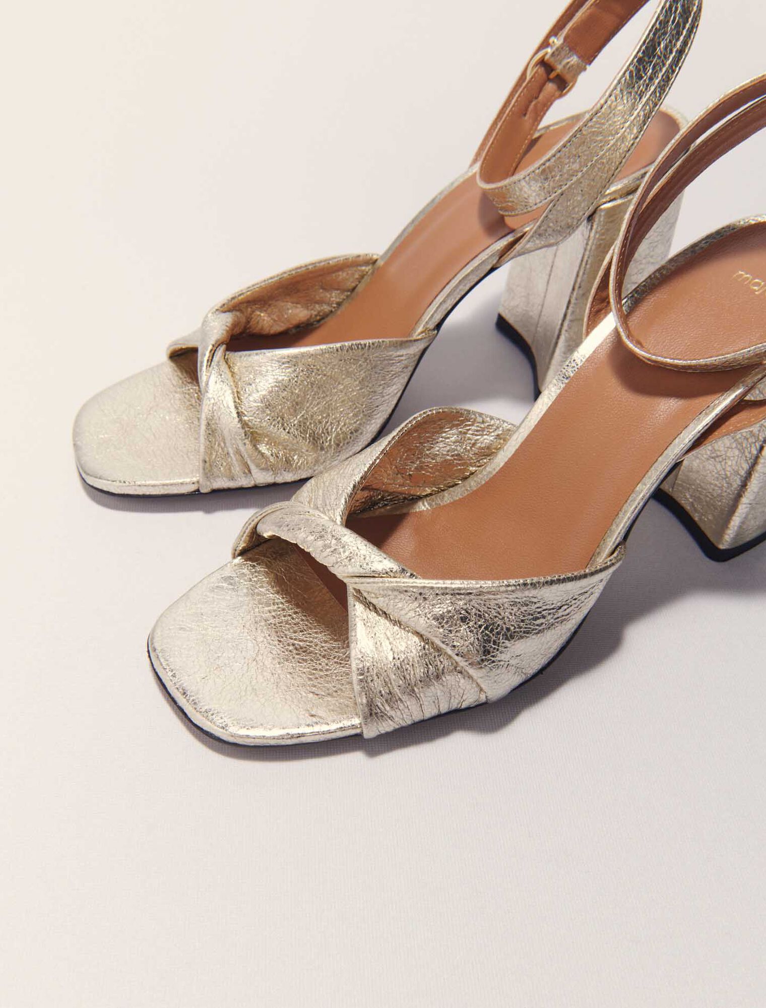 Sandalias de cuero metalizado con tacón