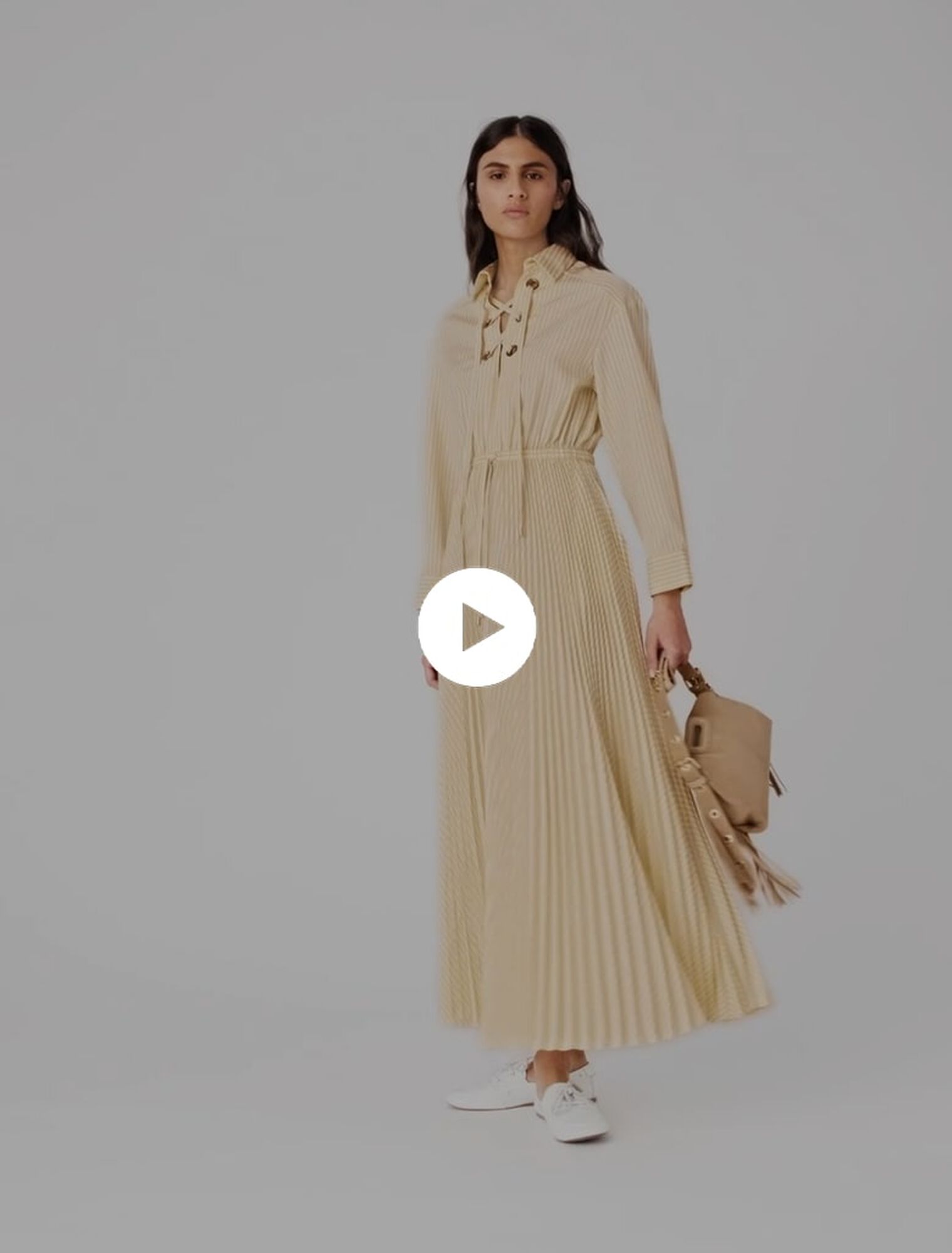 Vestido largo plisado con ojales