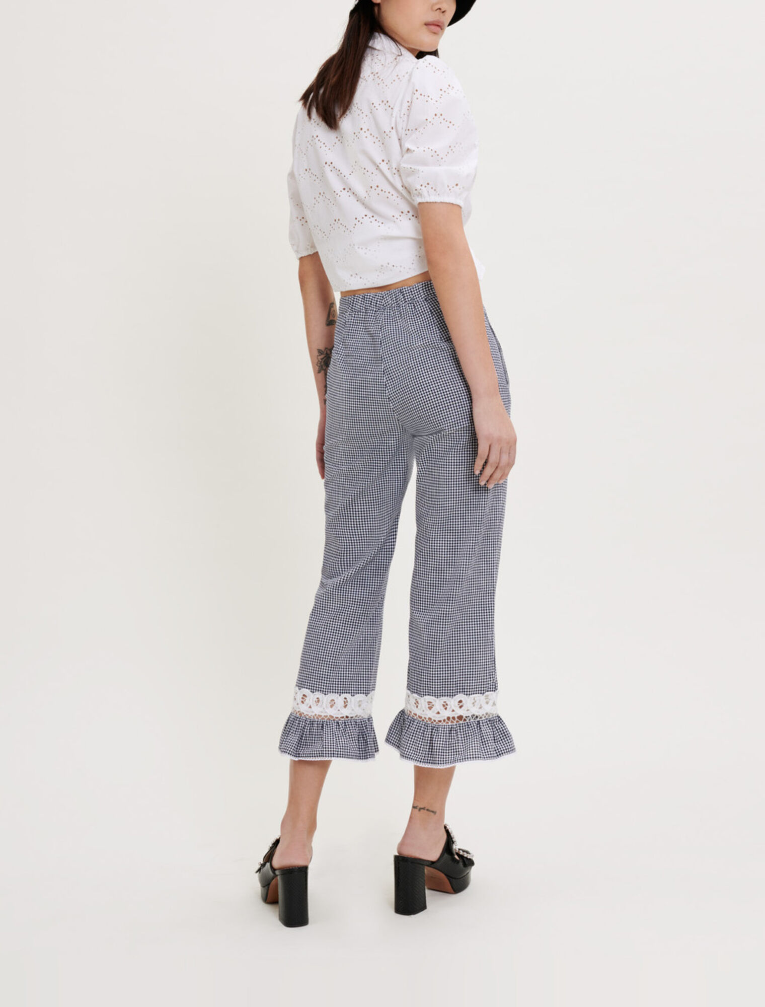 Pantalón de encaje y guinga