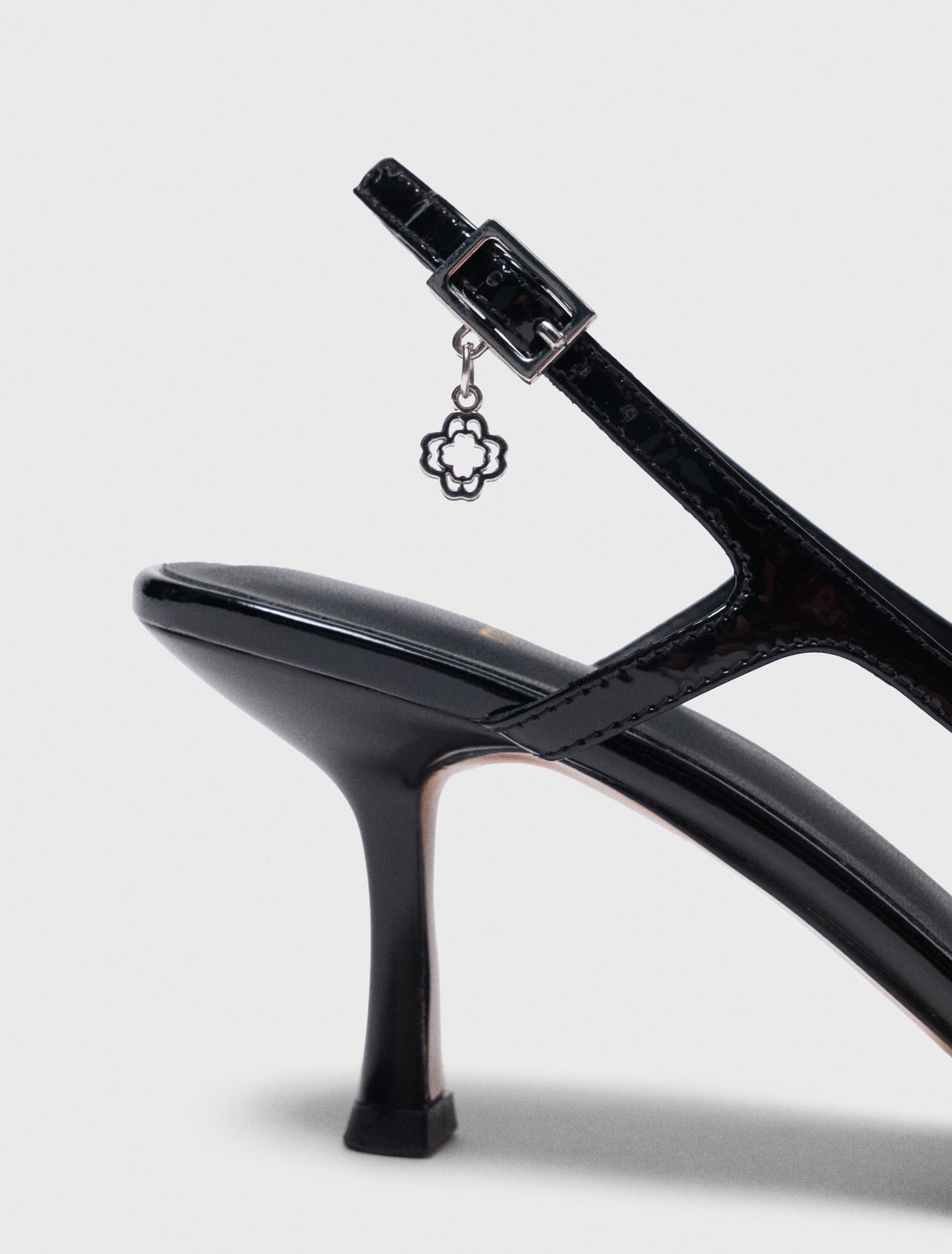 Zapato de tacón slingback de charol
