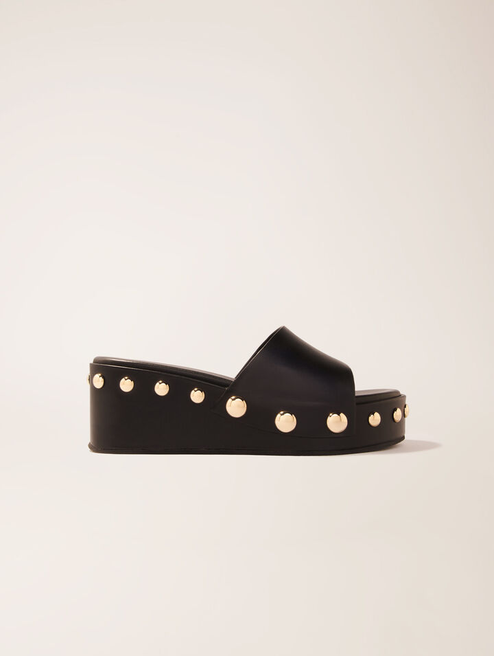 Mules de cuña con tachuelas de piel