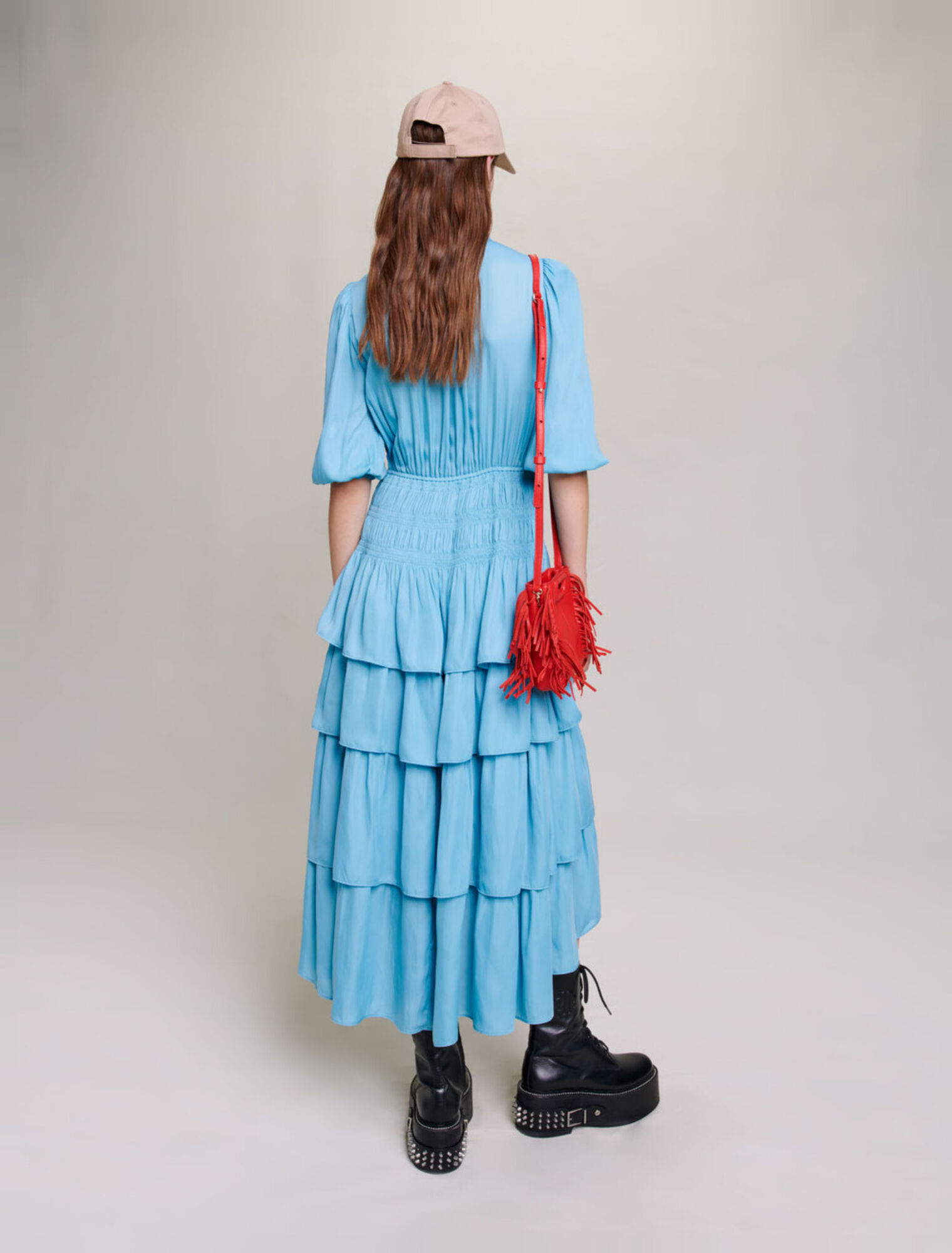 Vestido largo de raso con volantes