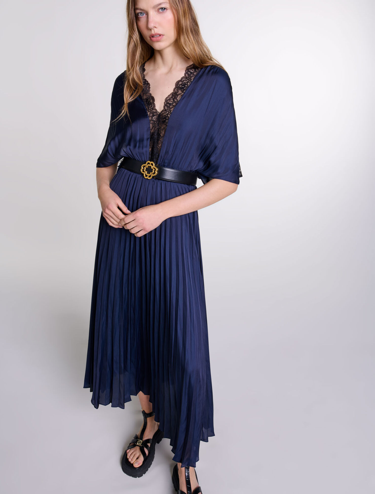 Vestido largo plisado con encaje